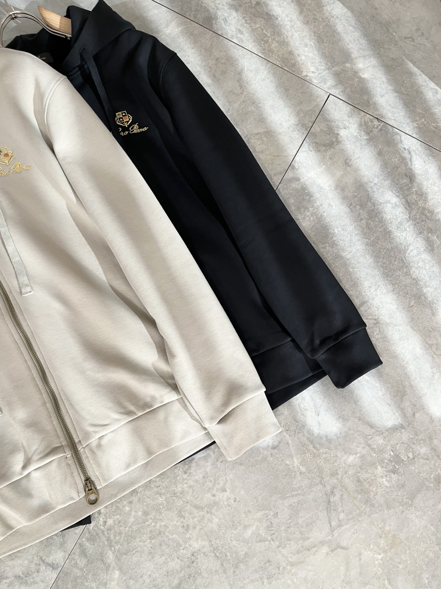 Loro Piana诺悠翩雅 ⚠️加绒款！2025秋冬新品男士连帽卫衣，外贸公司订单！胸前logo图案刺