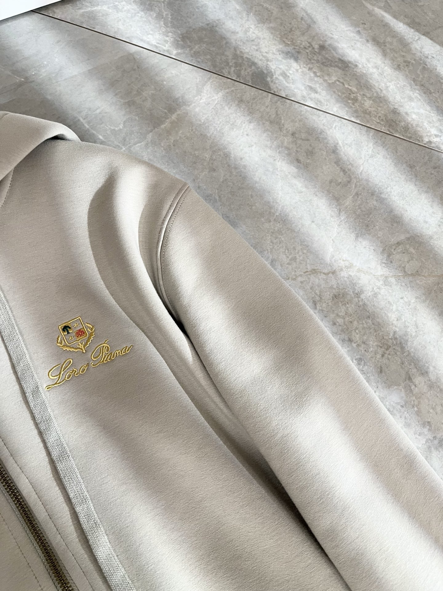 Loro Piana诺悠翩雅 ⚠️加绒款！2025秋冬新品男士连帽卫衣，外贸公司订单！胸前logo图案刺