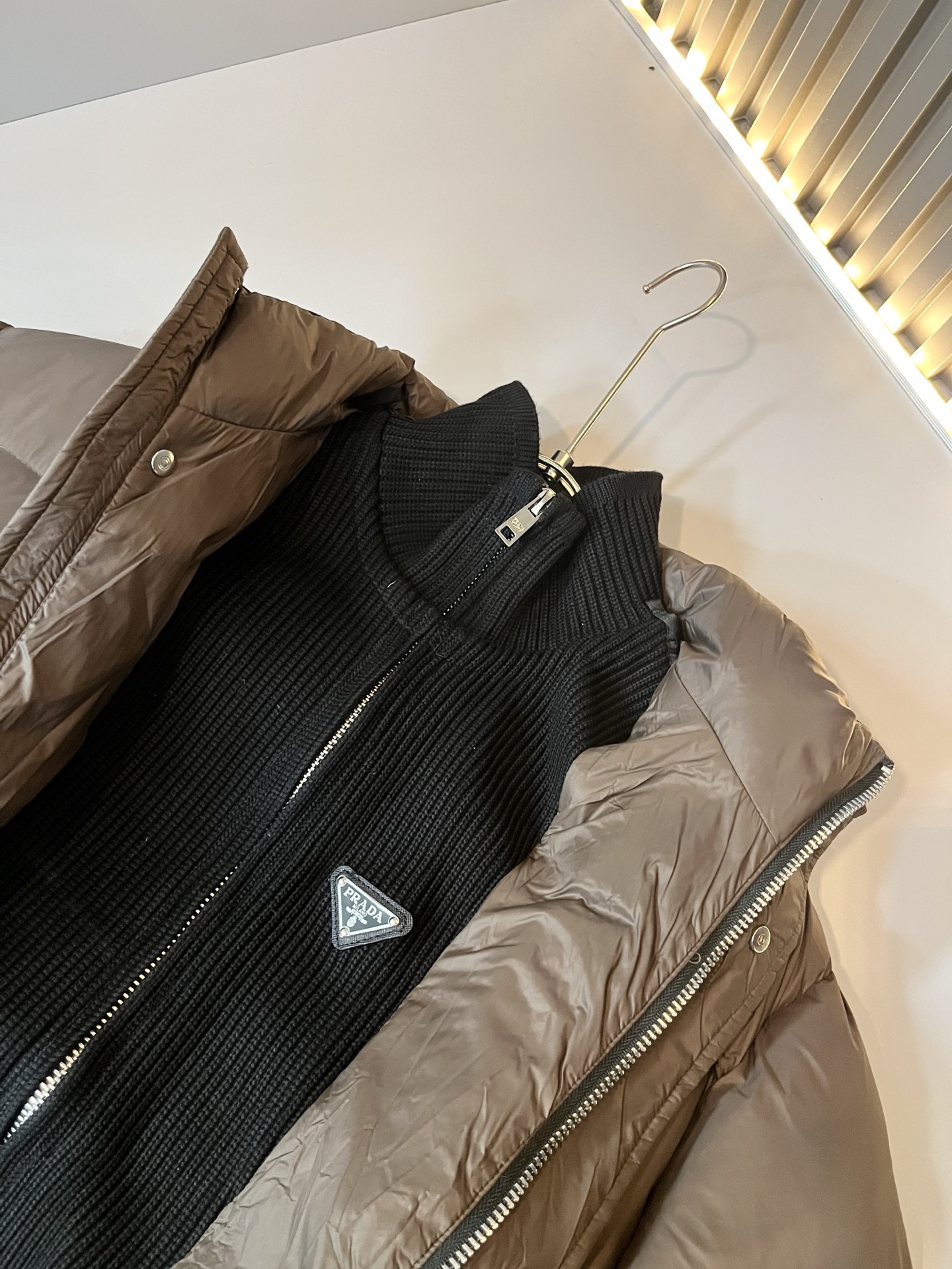 Prad*a 普*达⚠️假两件！2025秋冬男女同款👫羽绒服外套，现货 Prad* 羽绒面料夹克 防水羽