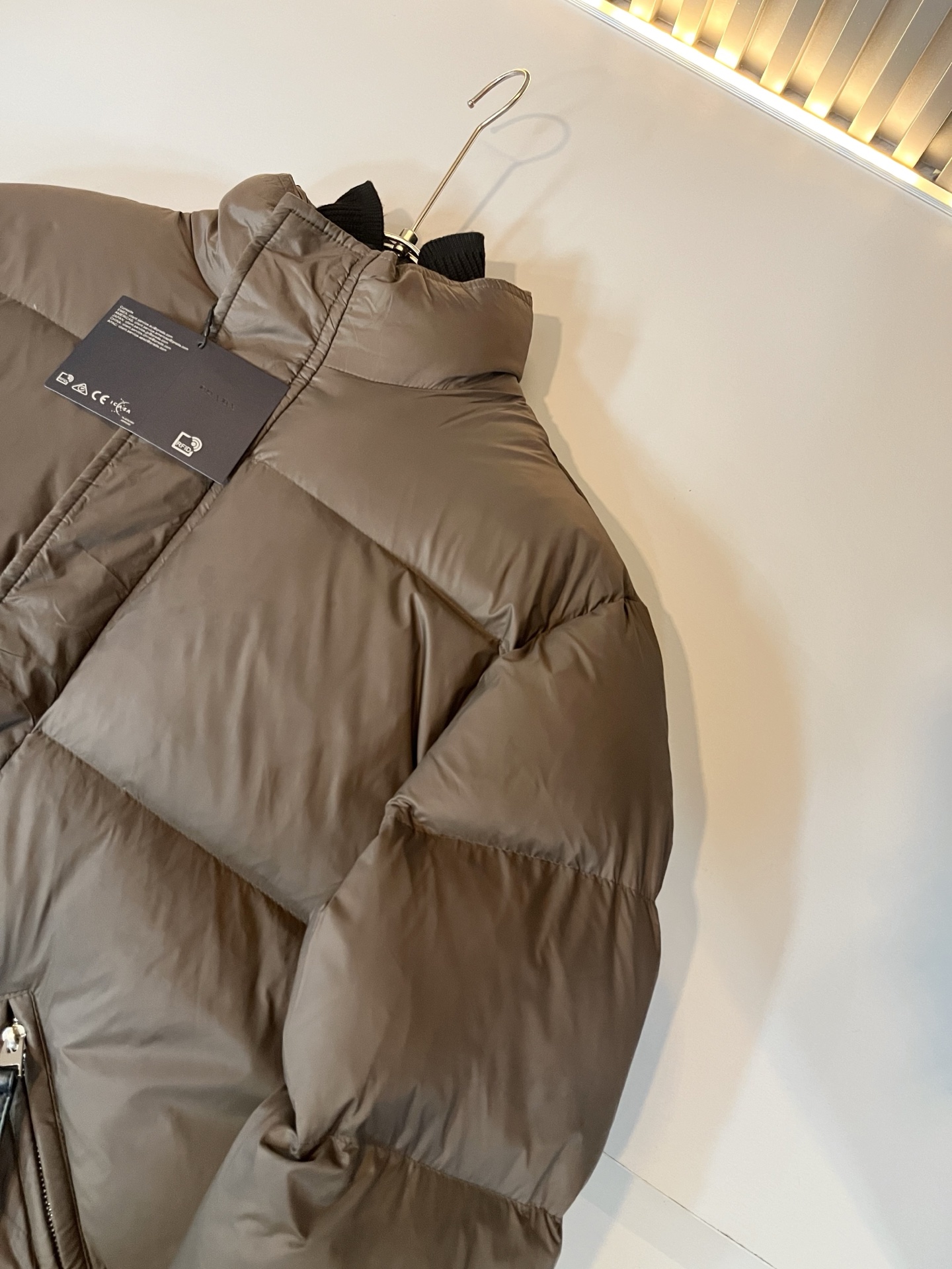 Prad*a 普*达⚠️假两件！2025秋冬男女同款👫羽绒服外套，现货 Prad* 羽绒面料夹克 防水羽