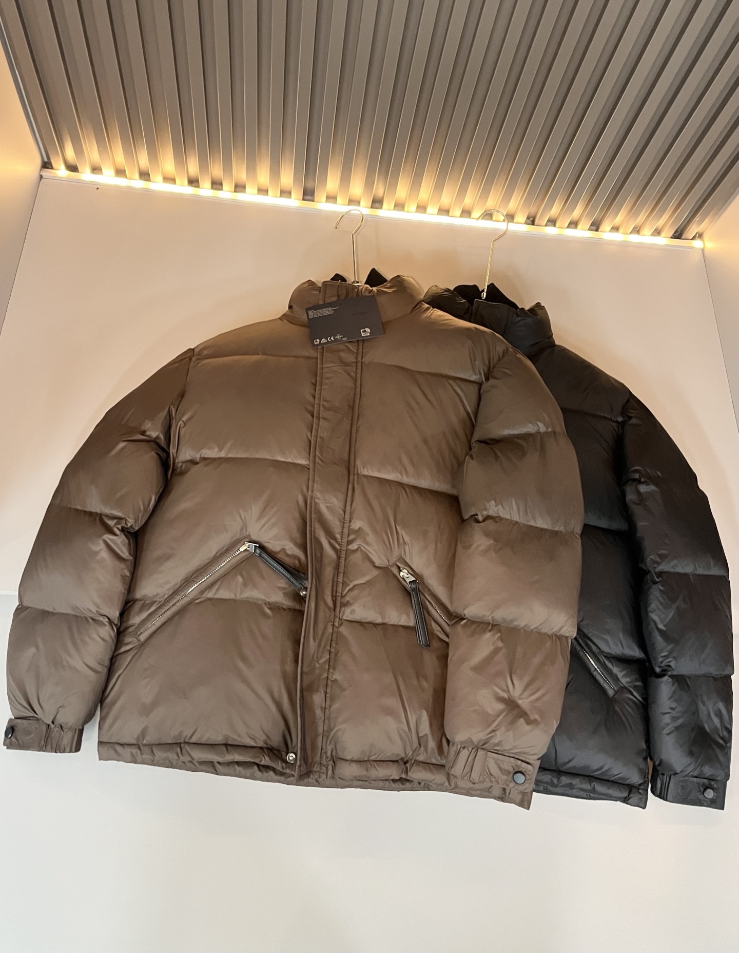 Prad*a 普*达⚠️假两件！2025秋冬男女同款👫羽绒服外套，现货 Prad* 羽绒面料夹克 防水羽