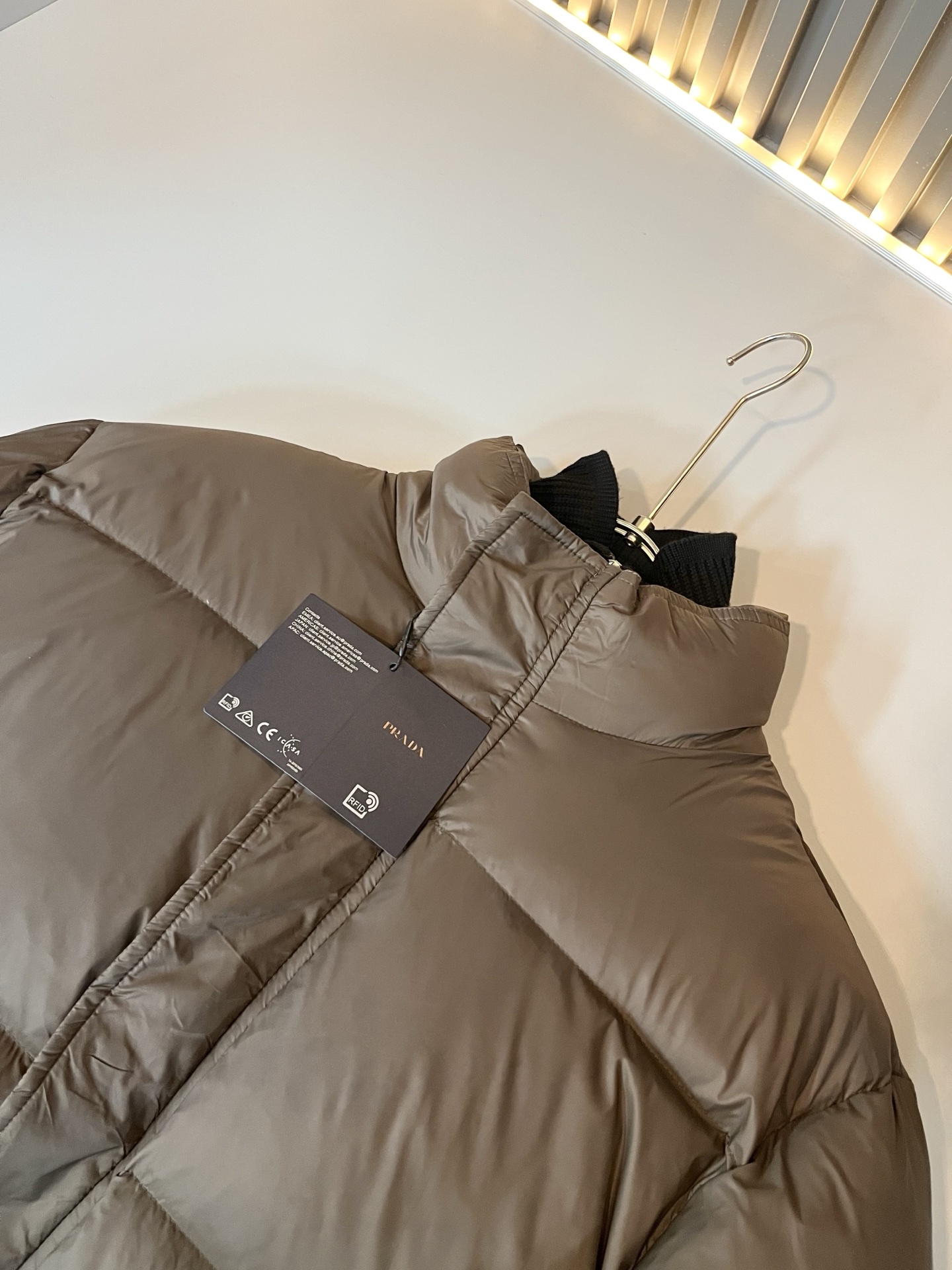 Prad*a 普*达⚠️假两件！2025秋冬男女同款👫羽绒服外套，现货 Prad* 羽绒面料夹克 防水羽