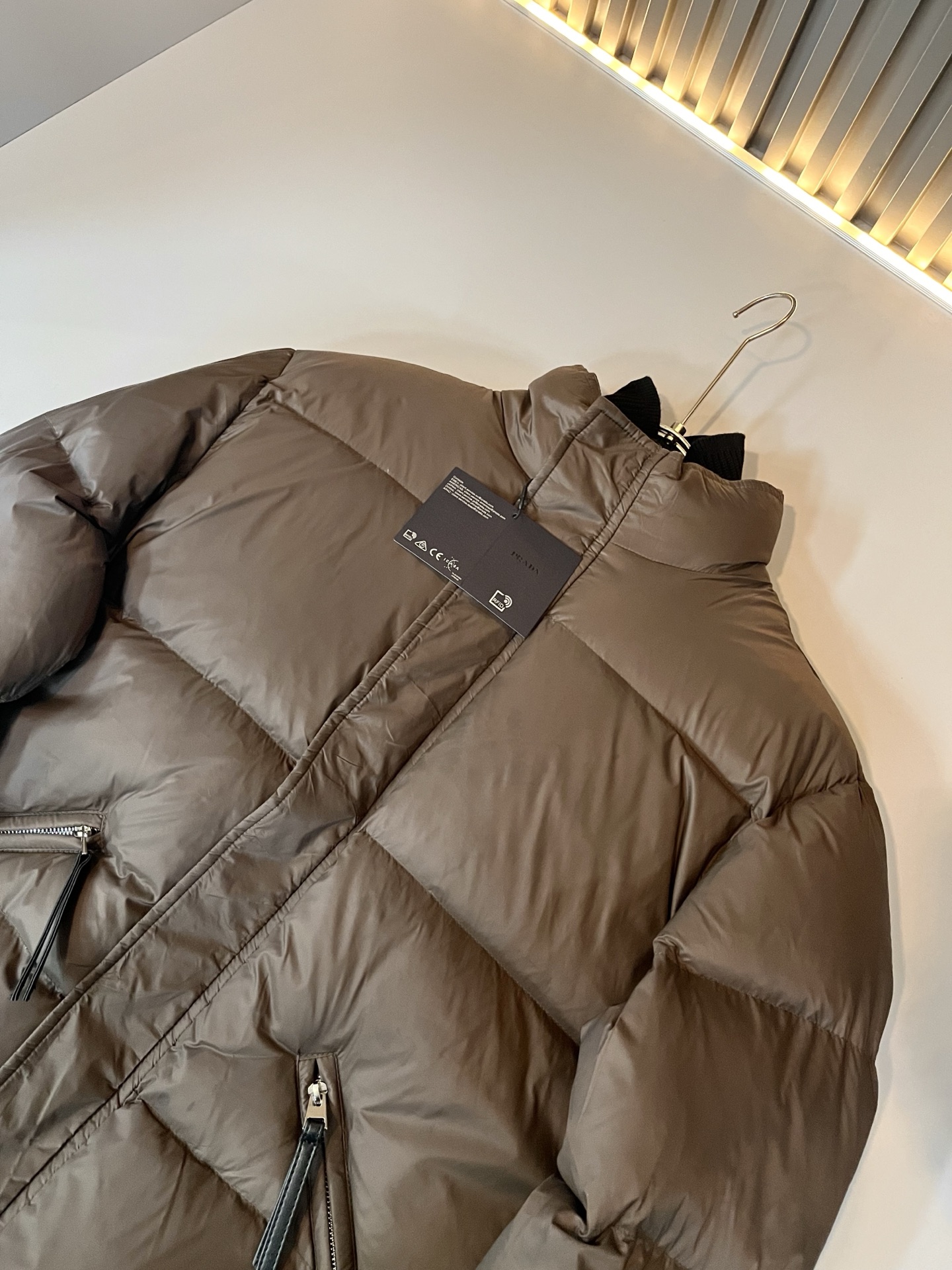 Prad*a 普*达⚠️假两件！2025秋冬男女同款👫羽绒服外套，现货 Prad* 羽绒面料夹克 防水羽