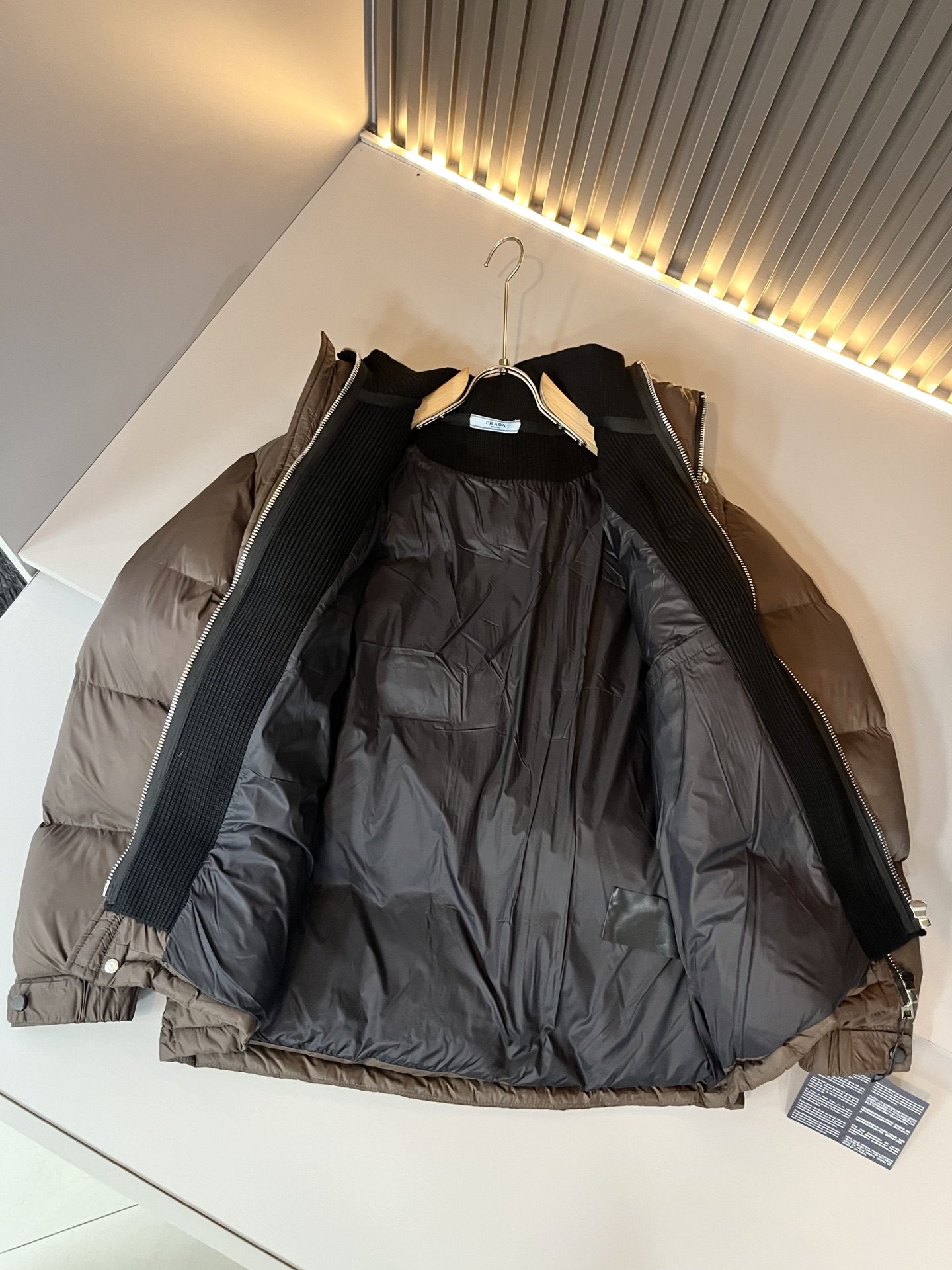 Prad*a 普*达⚠️假两件！2025秋冬男女同款👫羽绒服外套，现货 Prad* 羽绒面料夹克 防水羽