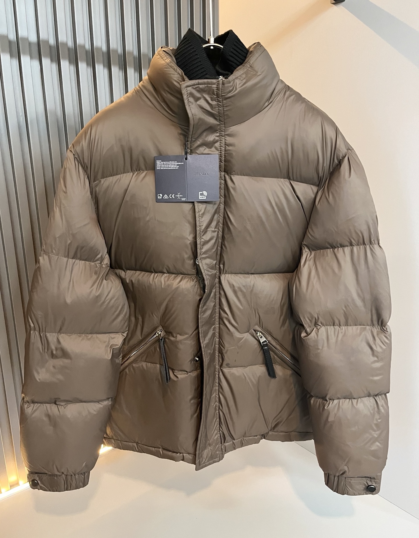 Prad*a 普*达⚠️假两件！2025秋冬男女同款👫羽绒服外套，现货 Prad* 羽绒面料夹克 防水羽