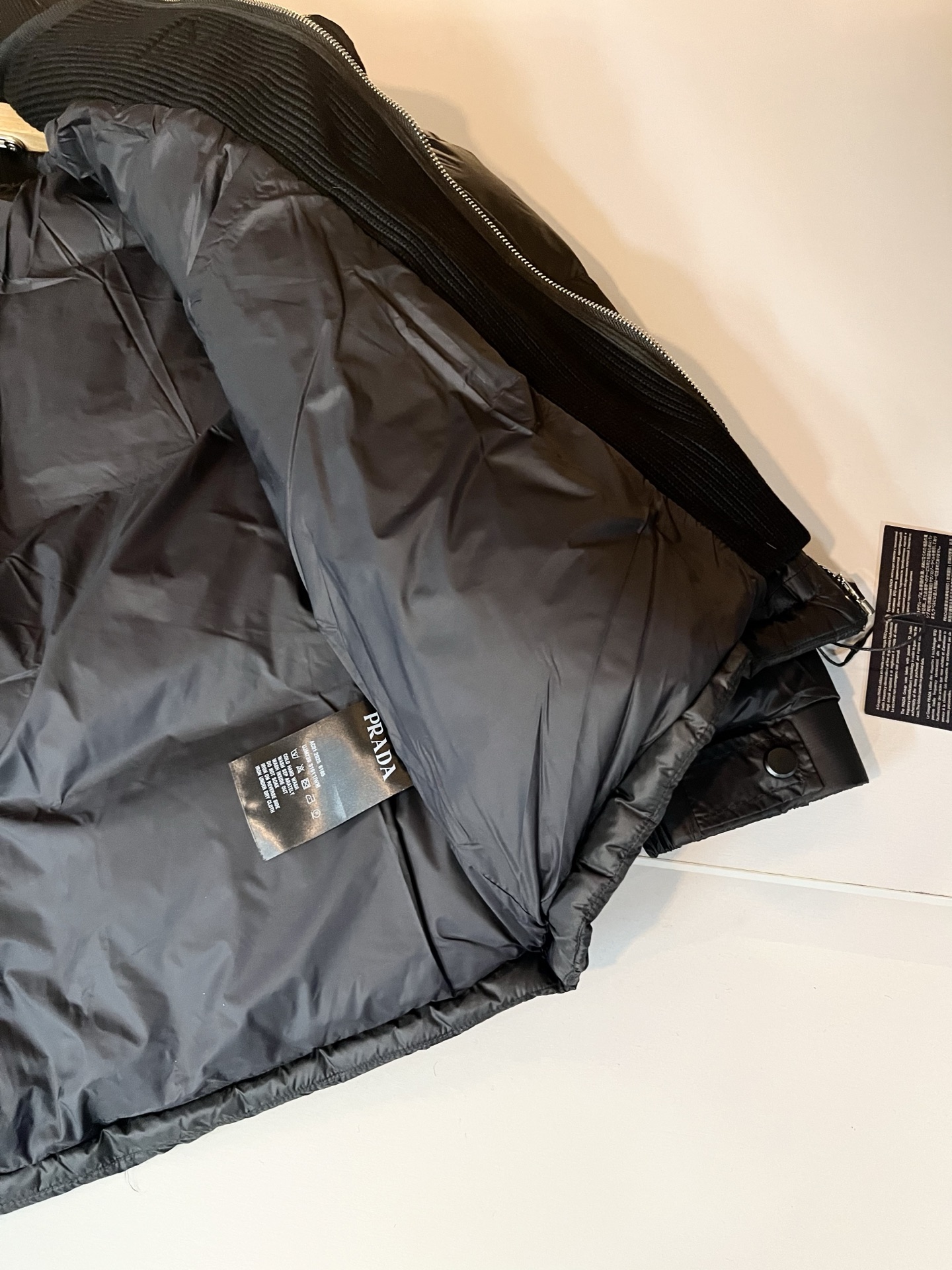 Prad*a 普*达⚠️假两件！2025秋冬男女同款👫羽绒服外套，现货 Prad* 羽绒面料夹克 防水羽