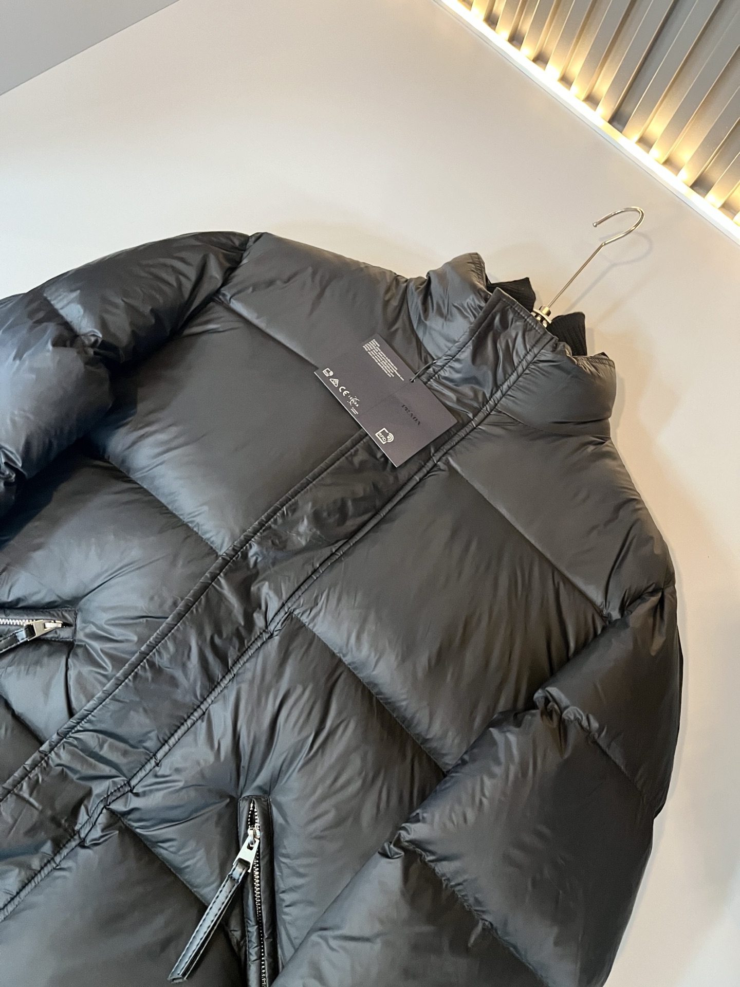 Prad*a 普*达⚠️假两件！2025秋冬男女同款👫羽绒服外套，现货 Prad* 羽绒面料夹克 防水羽