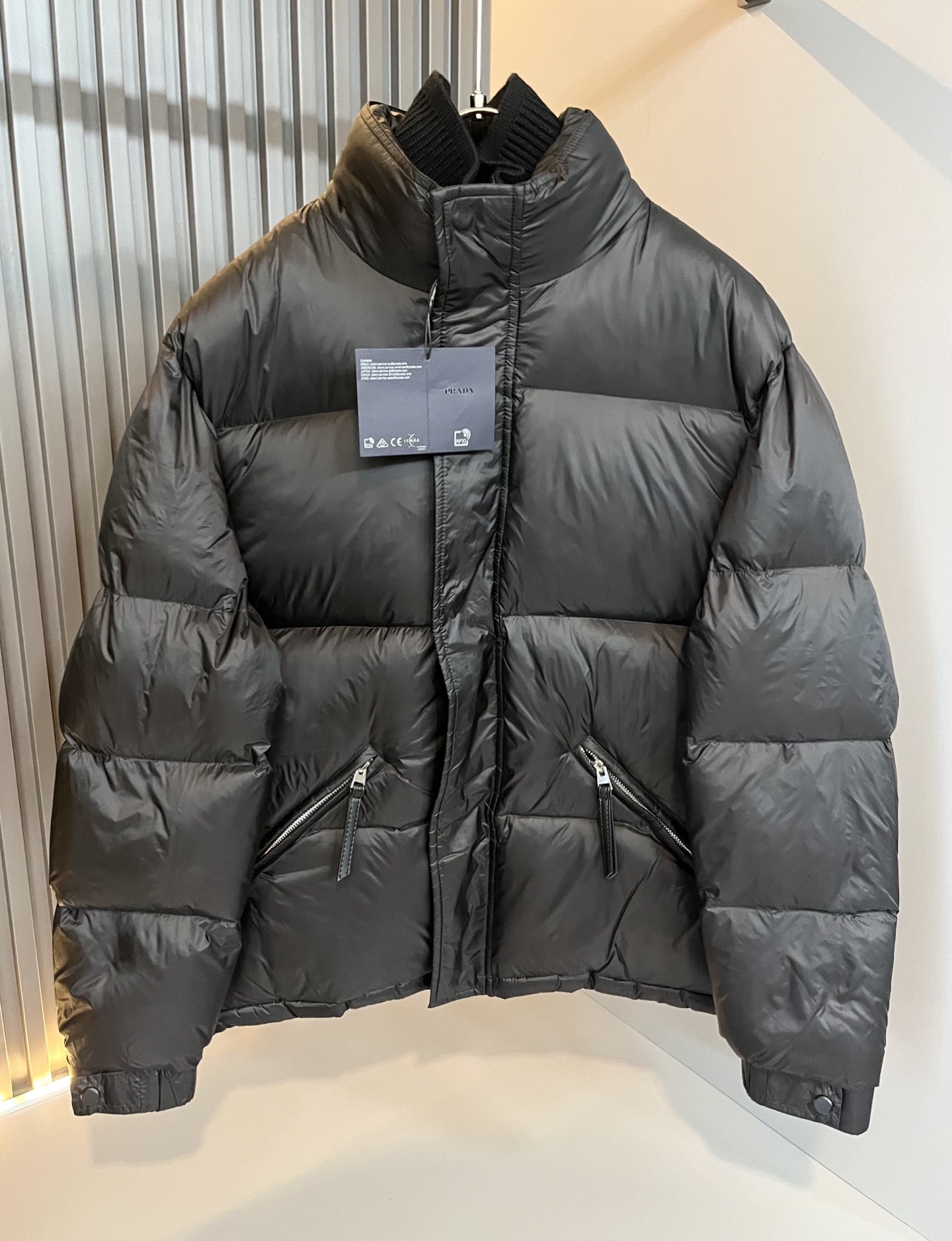 Prad*a 普*达⚠️假两件！2025秋冬男女同款👫羽绒服外套，现货 Prad* 羽绒面料夹克 防水羽