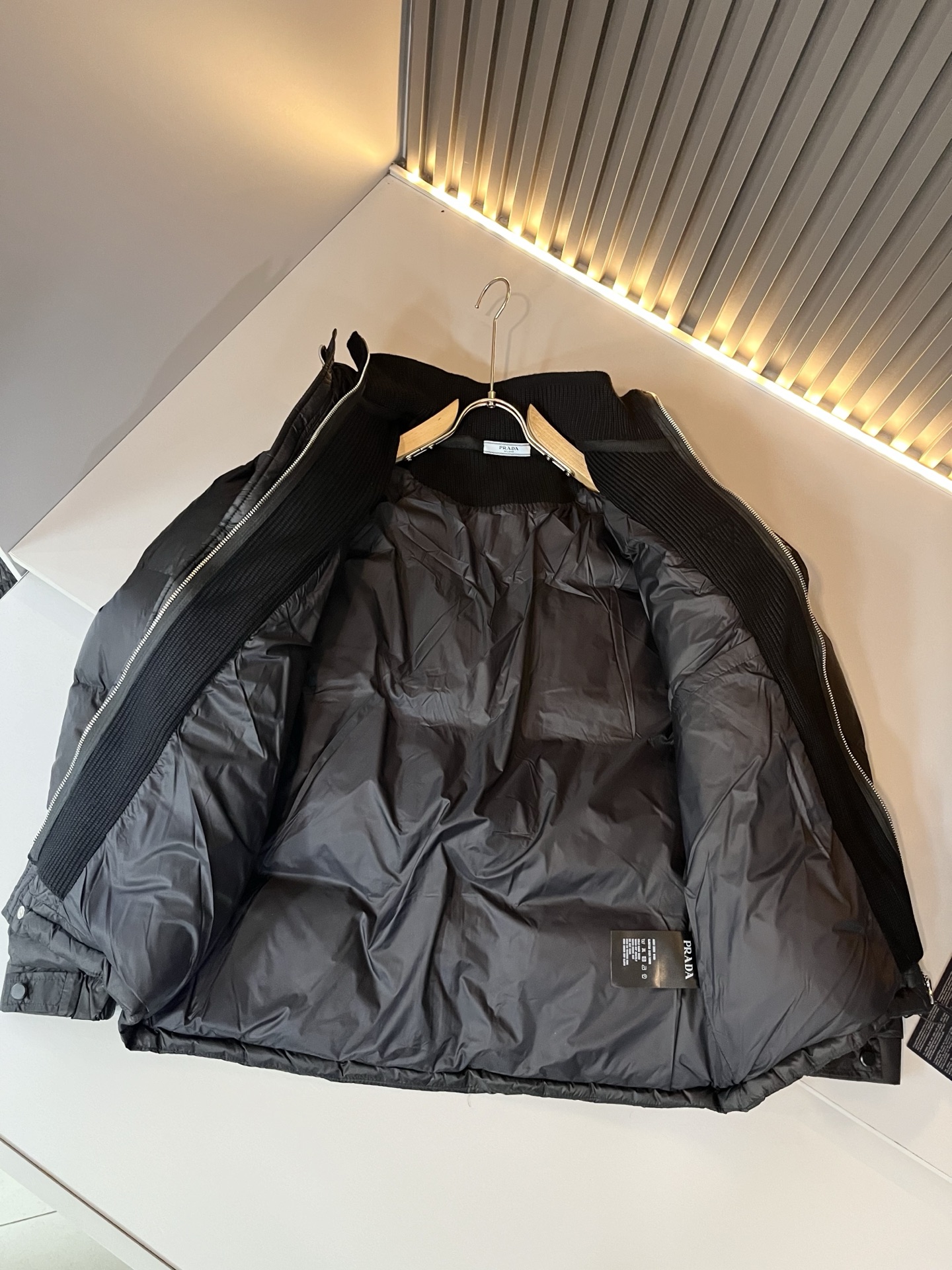 Prad*a 普*达⚠️假两件！2025秋冬男女同款👫羽绒服外套，现货 Prad* 羽绒面料夹克 防水羽