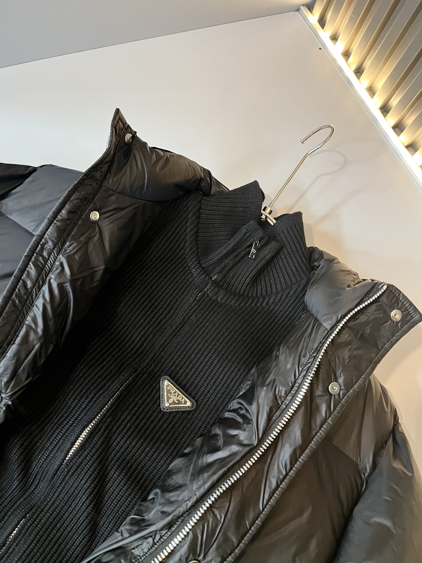 Prad*a 普*达⚠️假两件！2025秋冬男女同款👫羽绒服外套，现货 Prad* 羽绒面料夹克 防水羽