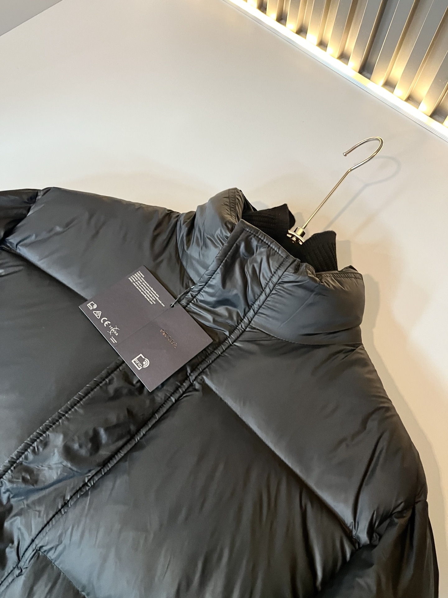 Prad*a 普*达⚠️假两件！2025秋冬男女同款👫羽绒服外套，现货 Prad* 羽绒面料夹克 防水羽