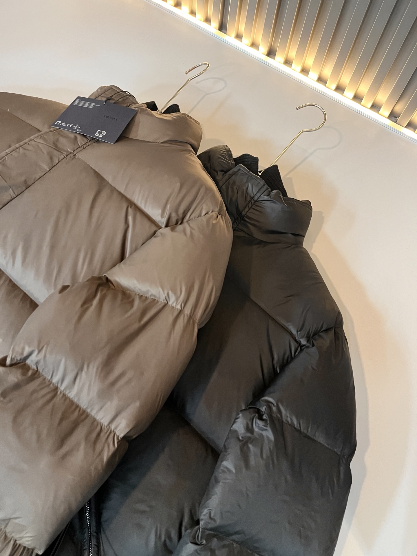 Prad*a 普*达⚠️假两件！2025秋冬男女同款👫羽绒服外套，现货 Prad* 羽绒面料夹克 防水羽