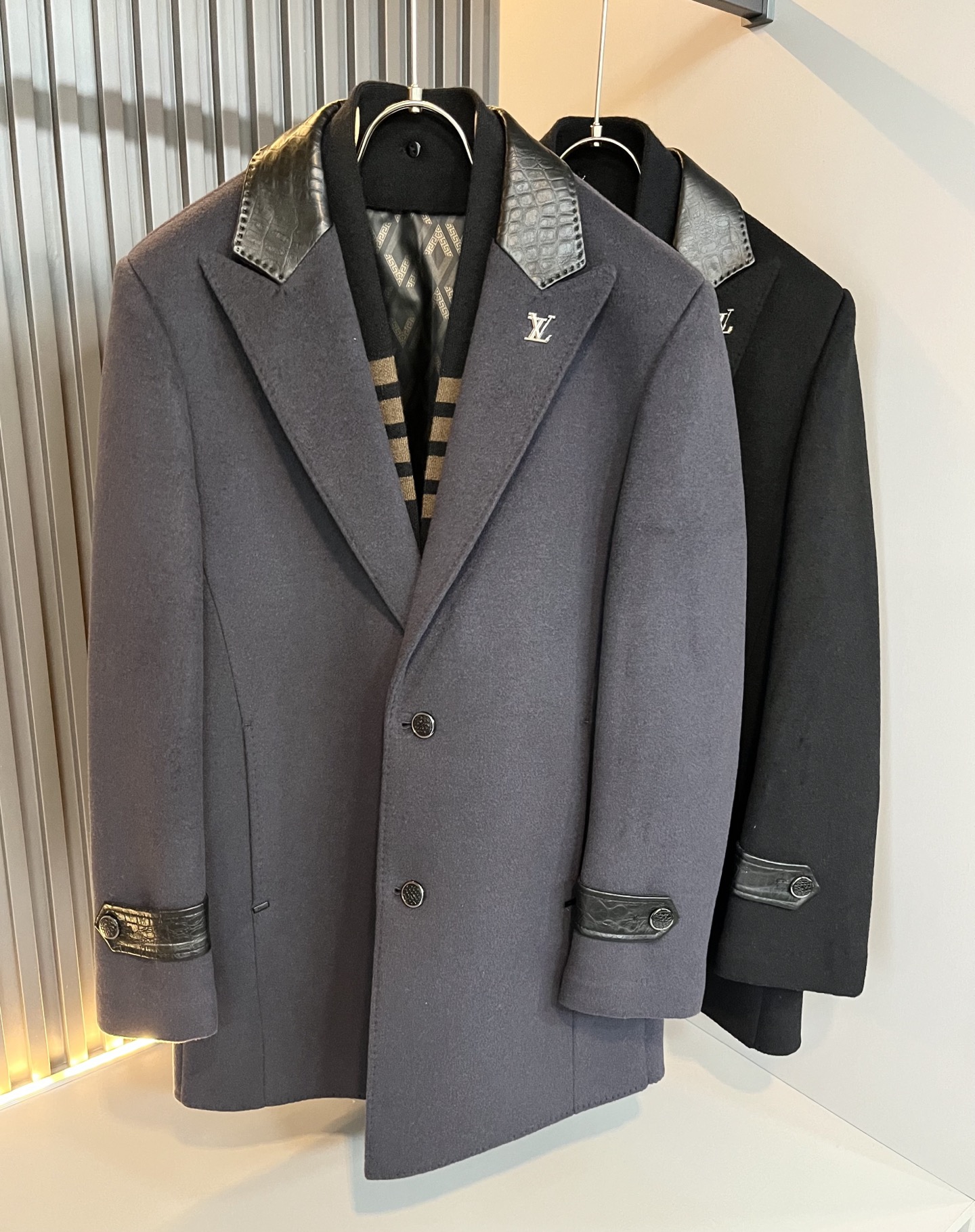 LouisVuit*路易*登 2025秋冬最新羊毛呢中长款大衣外套，贸易公司渠道稀出，同步官网发售！20