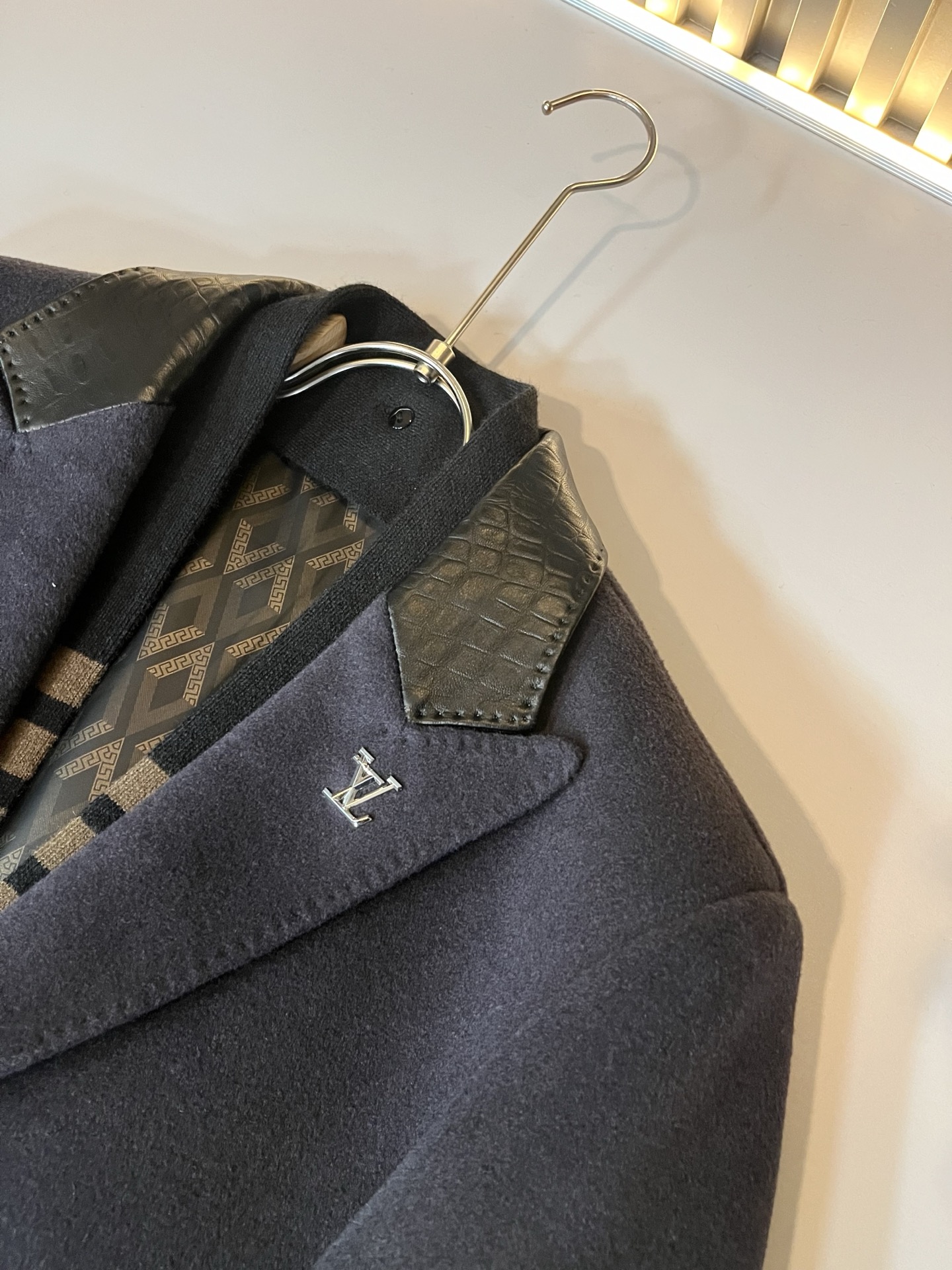 LouisVuit*路易*登 2025秋冬最新羊毛呢中长款大衣外套，贸易公司渠道稀出，同步官网发售！20