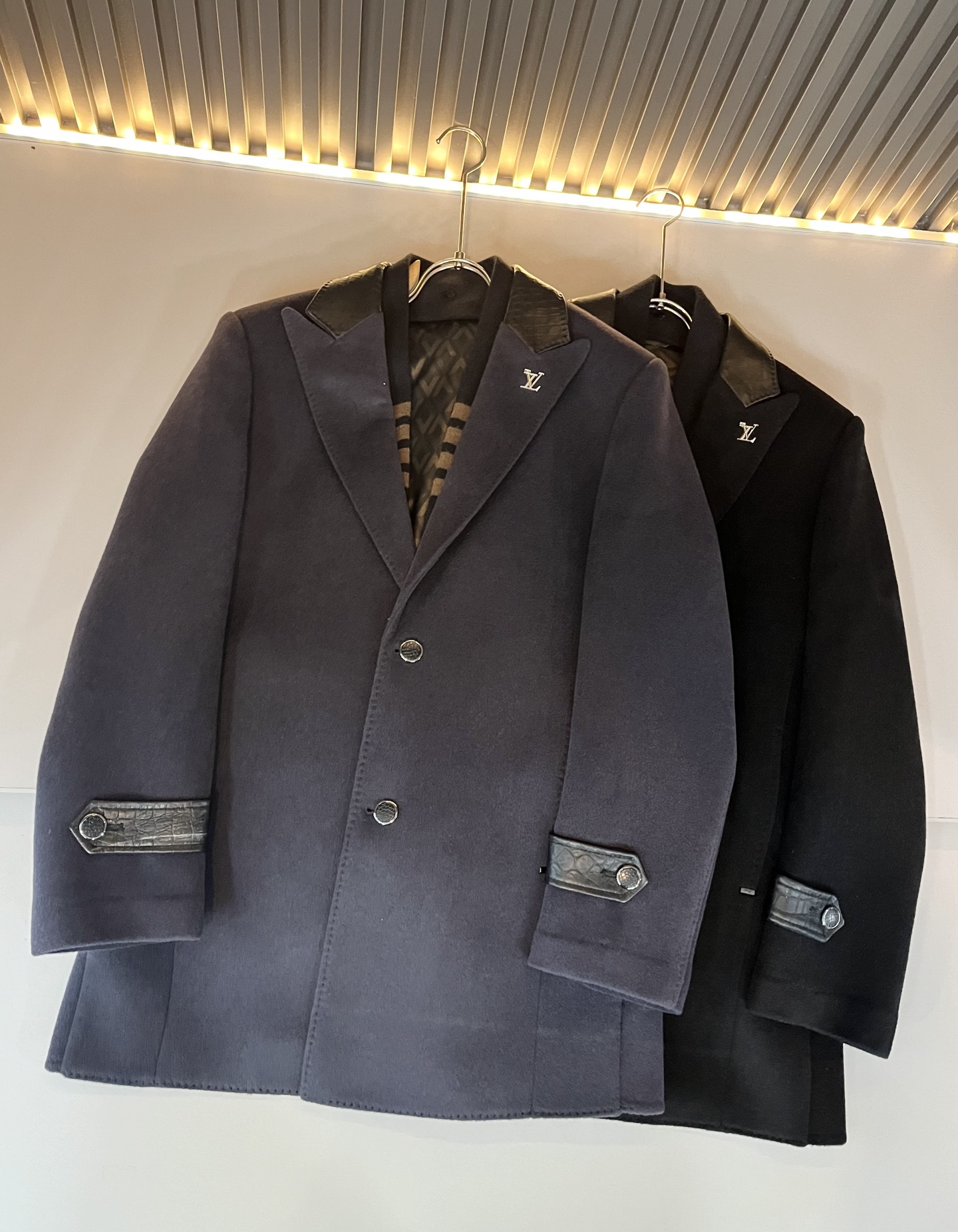 LouisVuit*路易*登 2025秋冬最新羊毛呢中长款大衣外套，贸易公司渠道稀出，同步官网发售！20