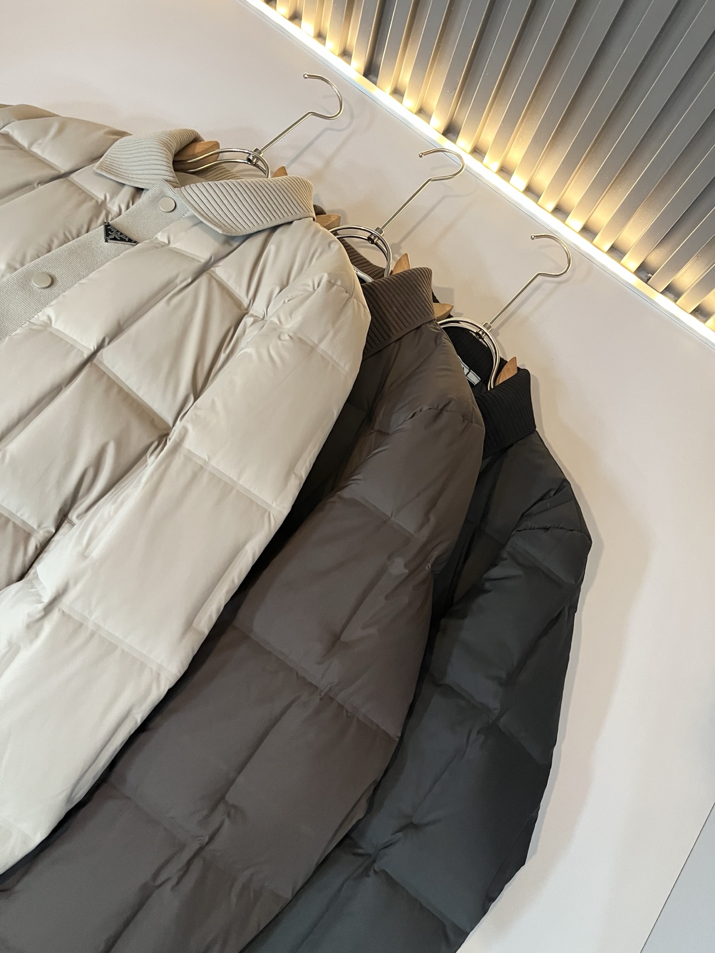 Prad*a 普*达2025秋冬男女同款👫羽绒服夹克外套，现货 Prad* 羽绒面料夹克 防水羽绒服保暖