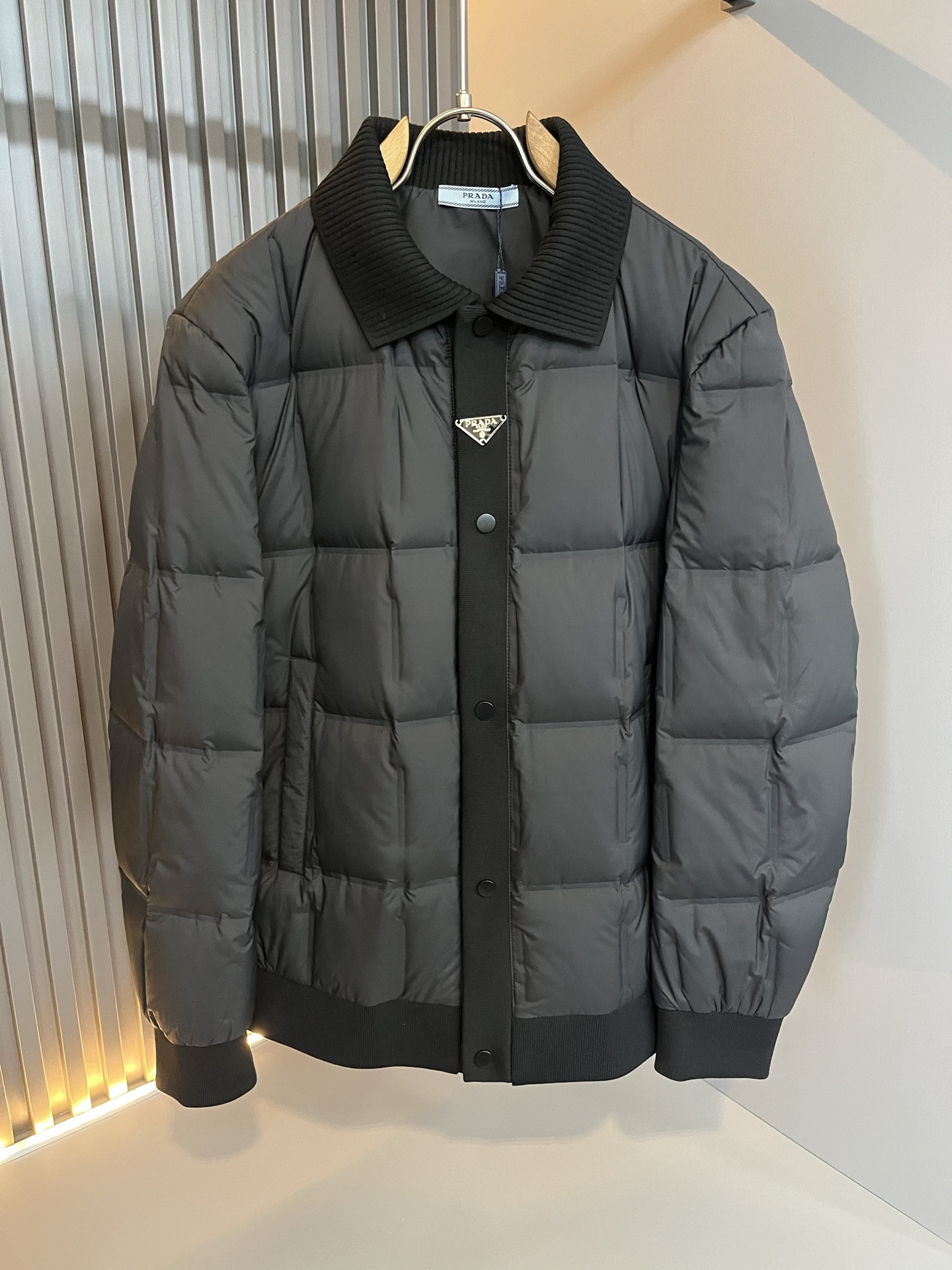 Prad*a 普*达2025秋冬男女同款👫羽绒服夹克外套，现货 Prad* 羽绒面料夹克 防水羽绒服保暖