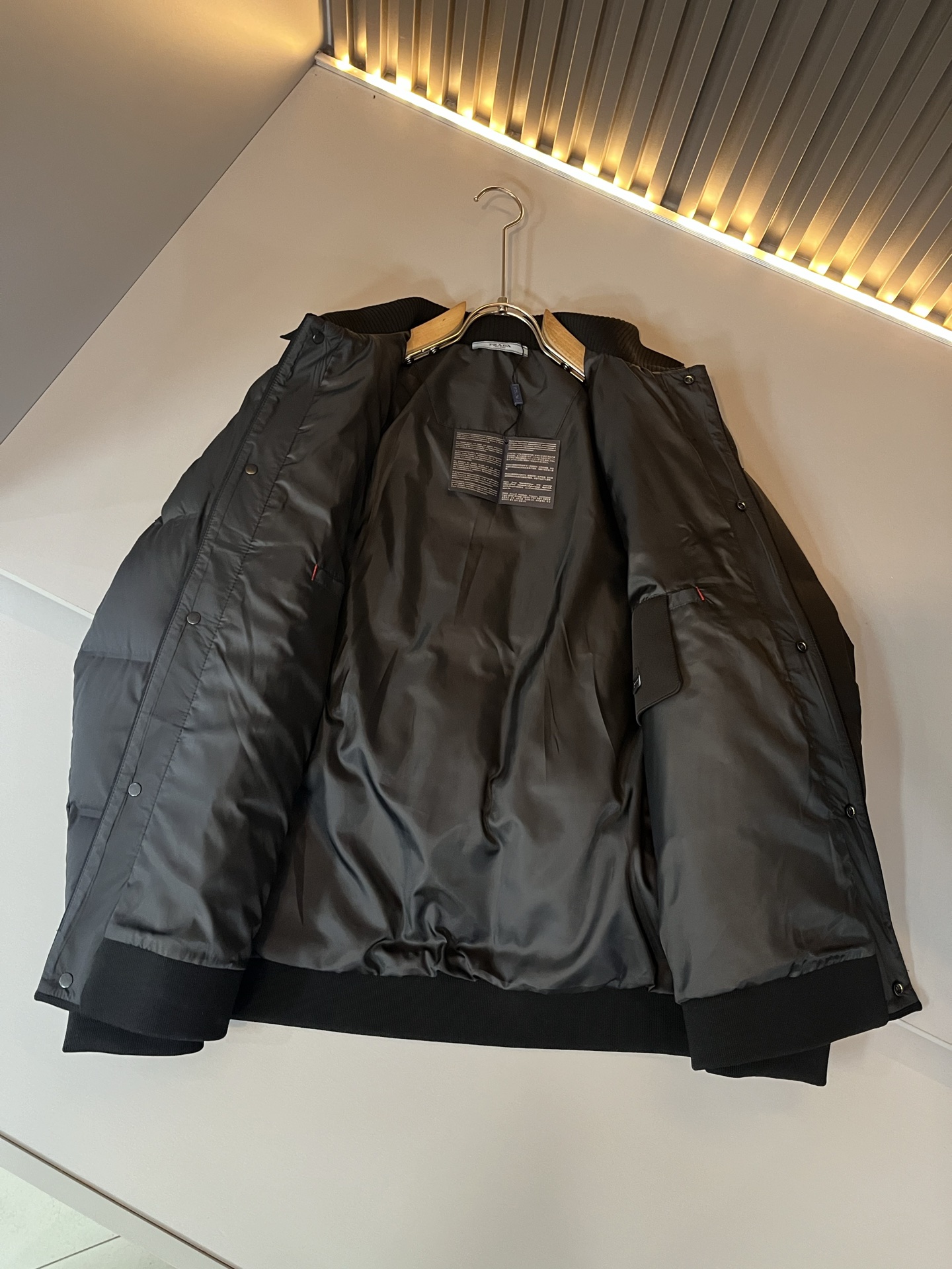 Prad*a 普*达2025秋冬男女同款👫羽绒服夹克外套，现货 Prad* 羽绒面料夹克 防水羽绒服保暖