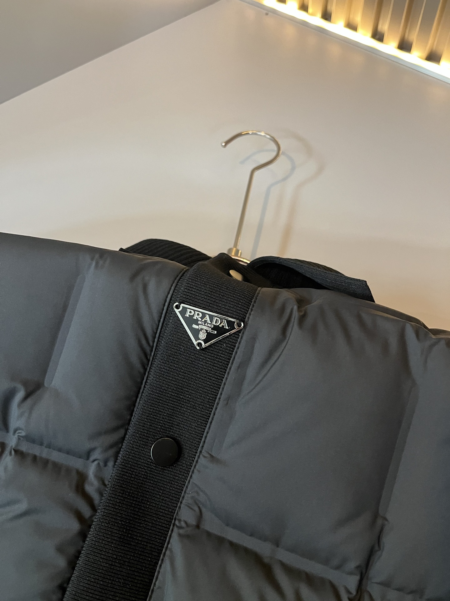 Prad*a 普*达2025秋冬男女同款👫羽绒服夹克外套，现货 Prad* 羽绒面料夹克 防水羽绒服保暖