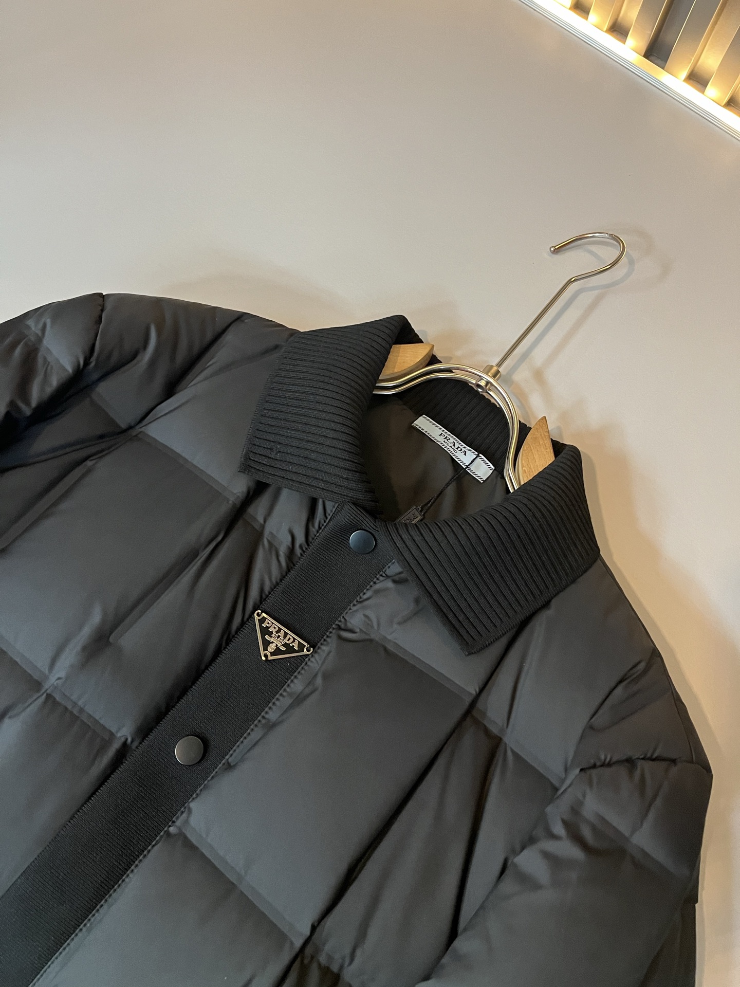 Prad*a 普*达2025秋冬男女同款👫羽绒服夹克外套，现货 Prad* 羽绒面料夹克 防水羽绒服保暖
