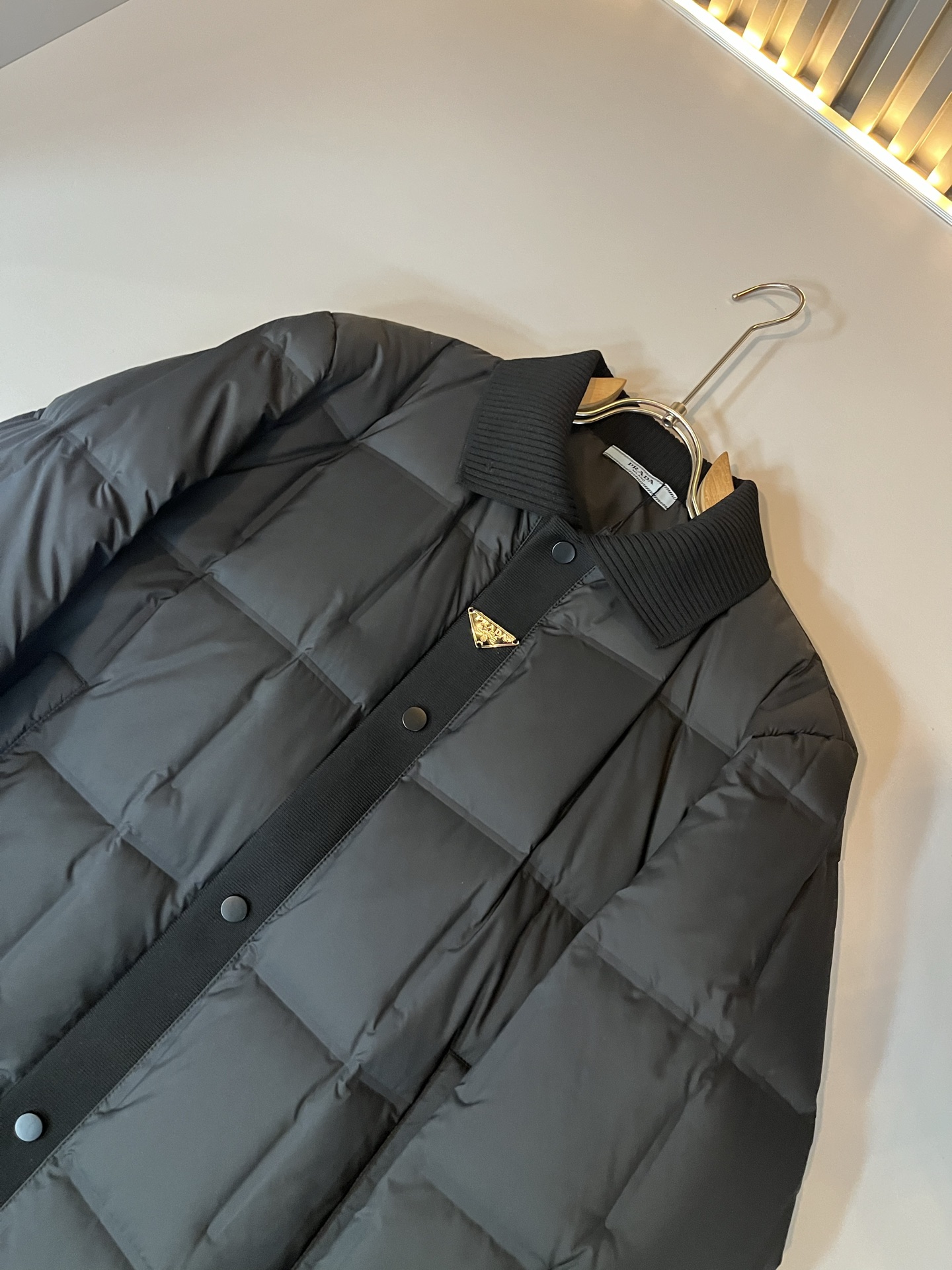 Prad*a 普*达2025秋冬男女同款👫羽绒服夹克外套，现货 Prad* 羽绒面料夹克 防水羽绒服保暖