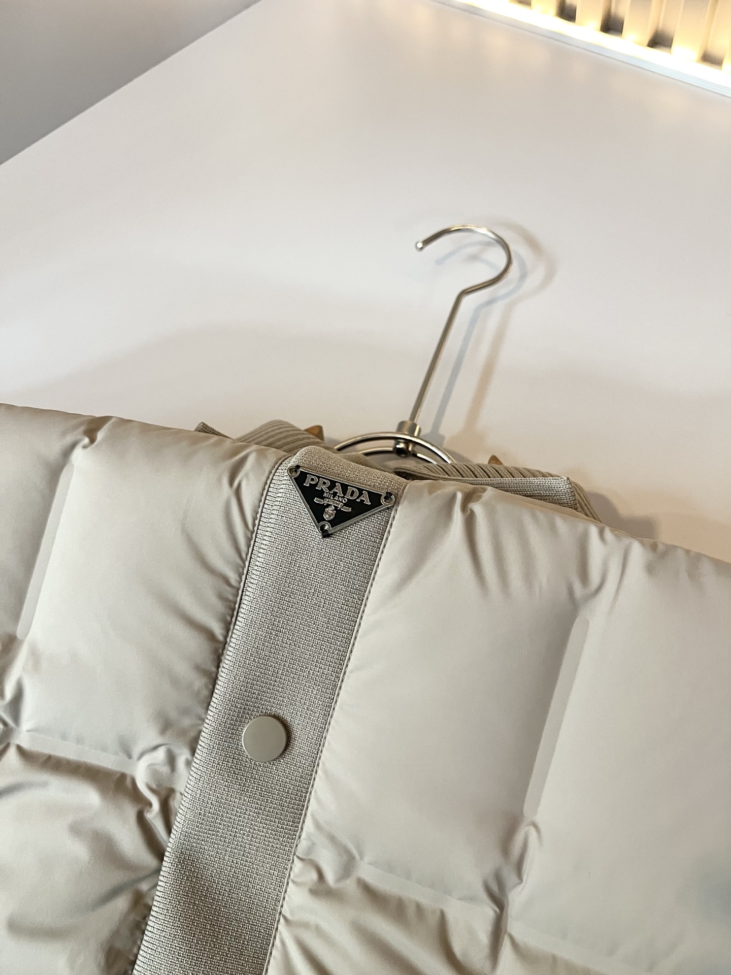 Prad*a 普*达2025秋冬男女同款👫羽绒服夹克外套，现货 Prad* 羽绒面料夹克 防水羽绒服保暖