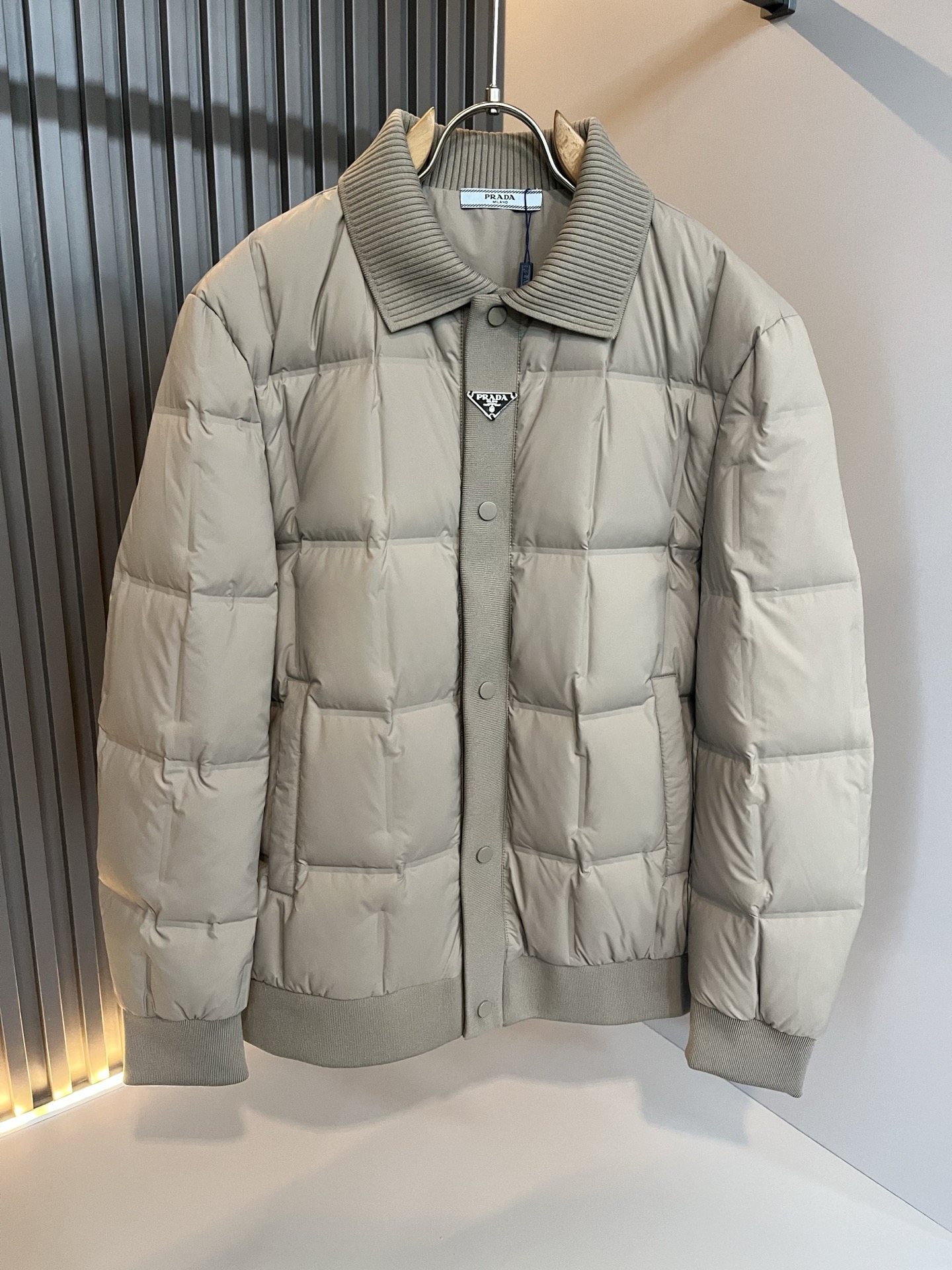 Prad*a 普*达2025秋冬男女同款👫羽绒服夹克外套，现货 Prad* 羽绒面料夹克 防水羽绒服保暖