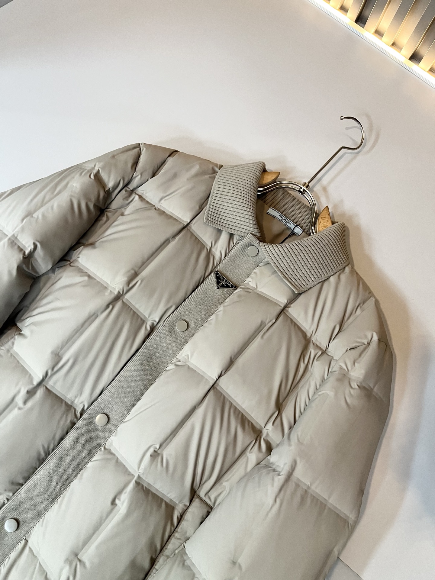 Prad*a 普*达2025秋冬男女同款👫羽绒服夹克外套，现货 Prad* 羽绒面料夹克 防水羽绒服保暖