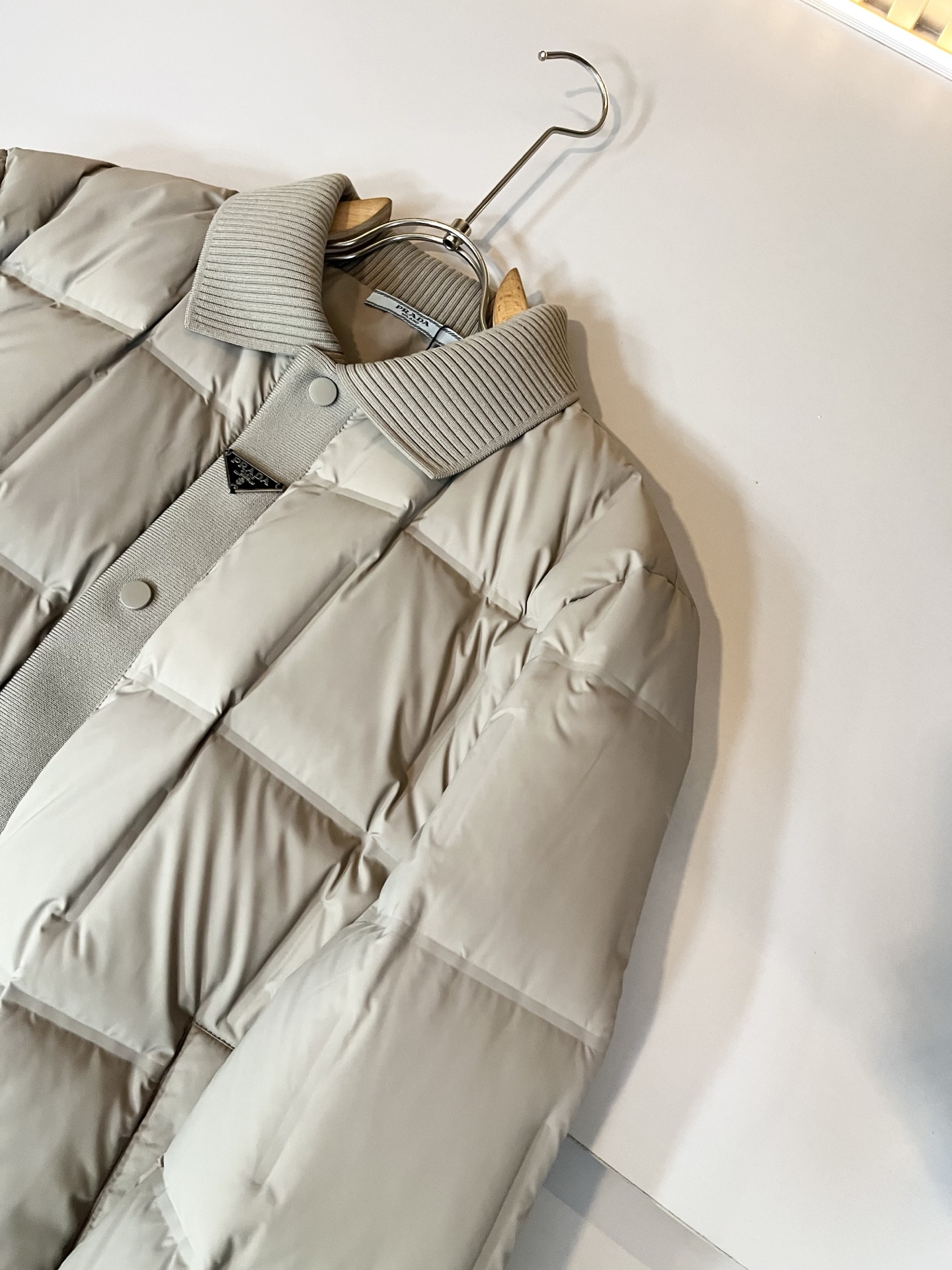 Prad*a 普*达2025秋冬男女同款👫羽绒服夹克外套，现货 Prad* 羽绒面料夹克 防水羽绒服保暖