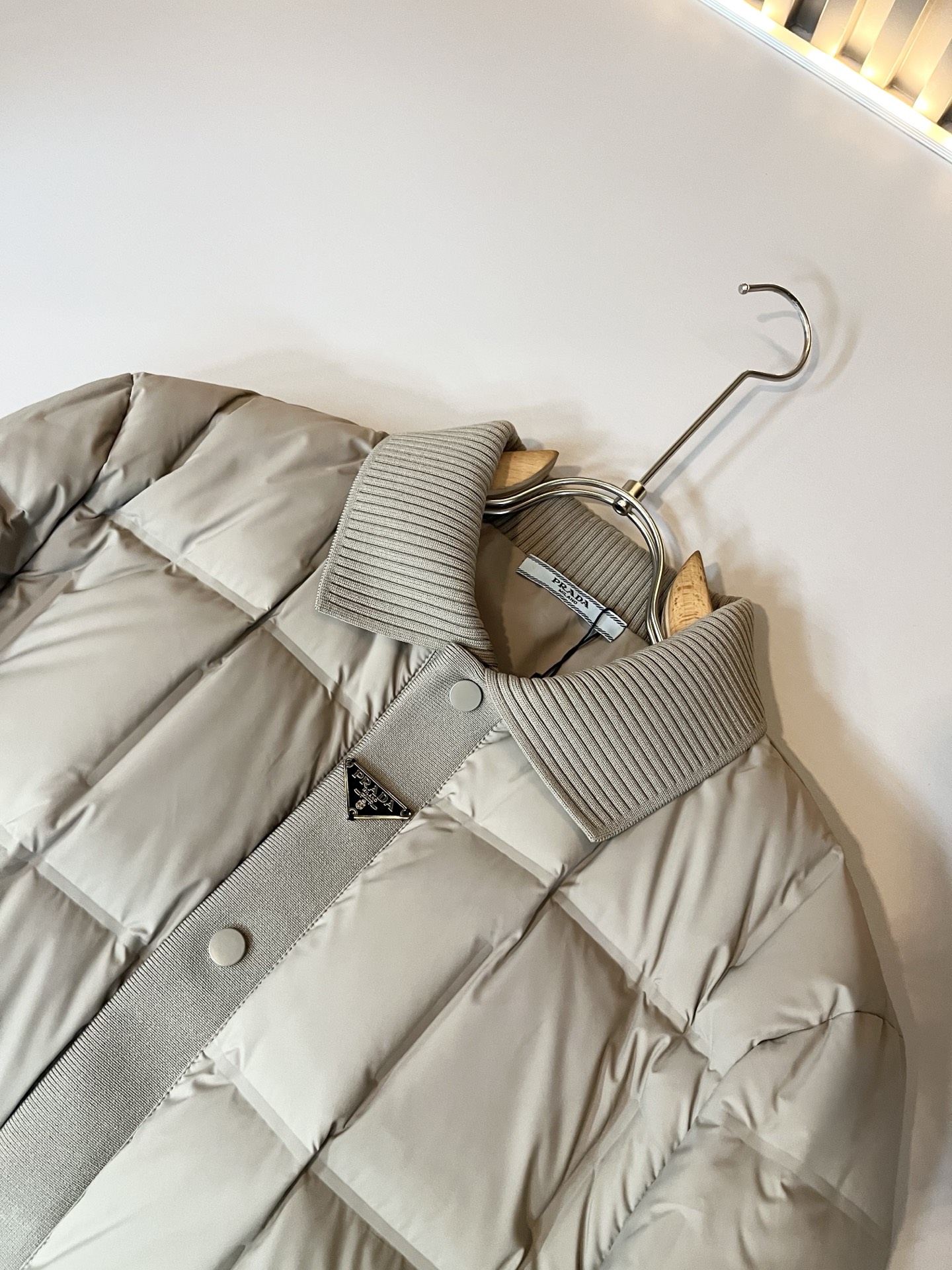 Prad*a 普*达2025秋冬男女同款👫羽绒服夹克外套，现货 Prad* 羽绒面料夹克 防水羽绒服保暖