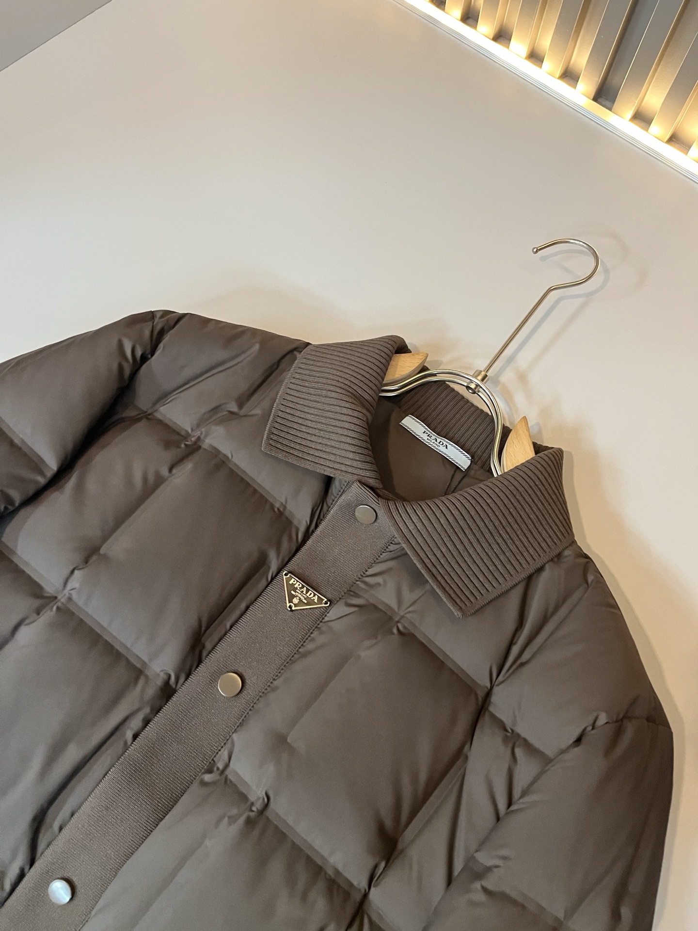 Prad*a 普*达2025秋冬男女同款👫羽绒服夹克外套，现货 Prad* 羽绒面料夹克 防水羽绒服保暖