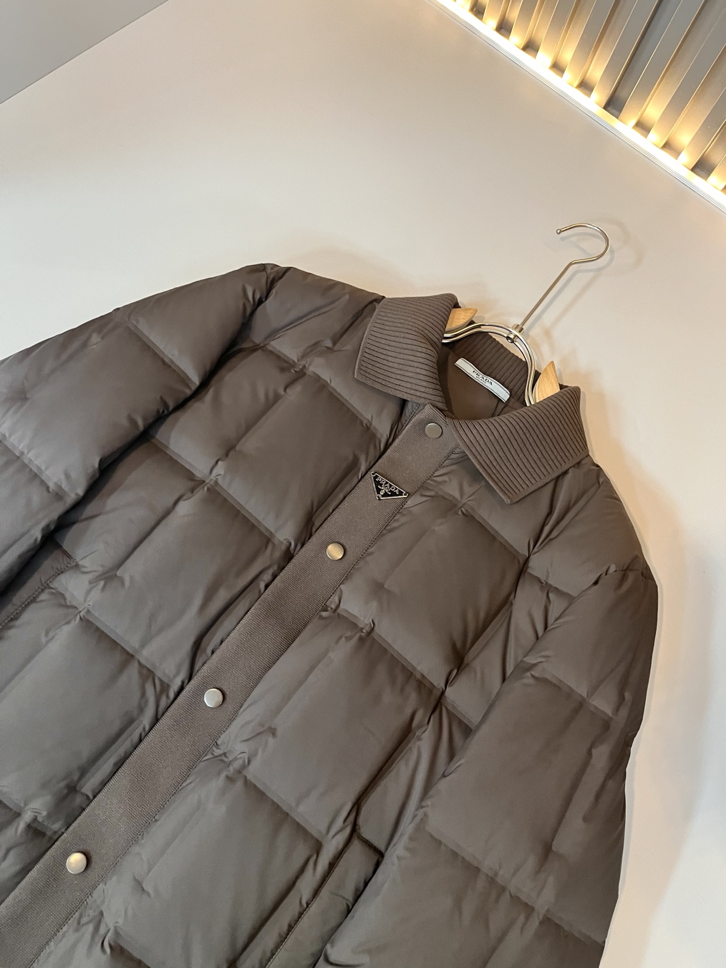 Prad*a 普*达2025秋冬男女同款👫羽绒服夹克外套，现货 Prad* 羽绒面料夹克 防水羽绒服保暖