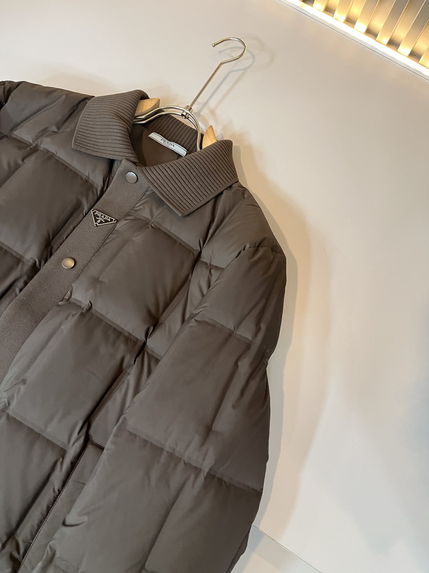 Prad*a 普*达2025秋冬男女同款👫羽绒服夹克外套，现货 Prad* 羽绒面料夹克 防水羽绒服保暖