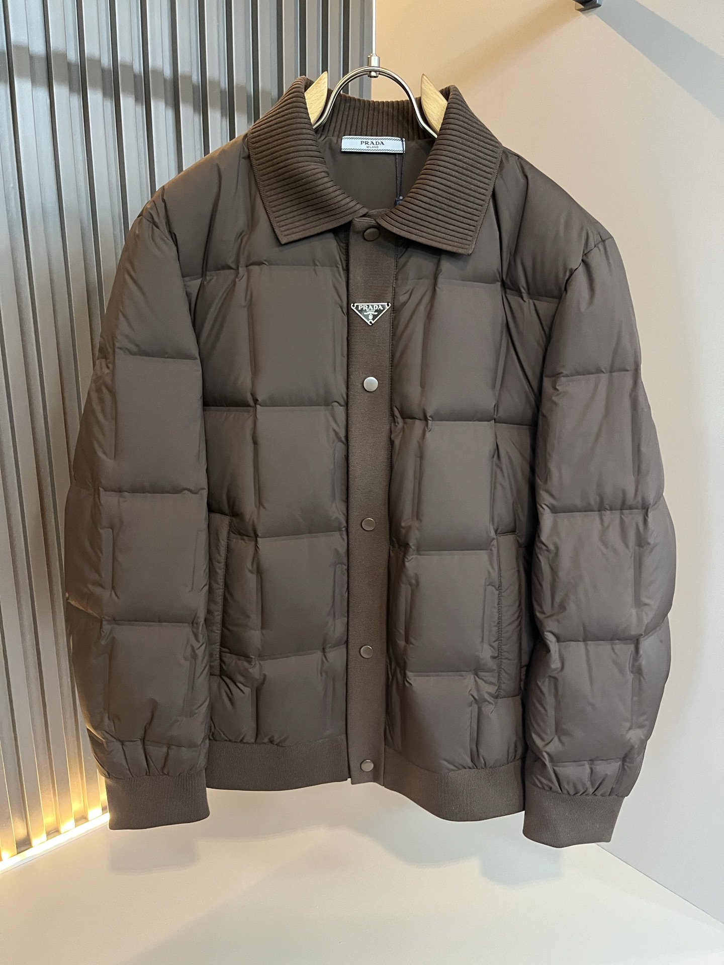 Prad*a 普*达2025秋冬男女同款👫羽绒服夹克外套，现货 Prad* 羽绒面料夹克 防水羽绒服保暖