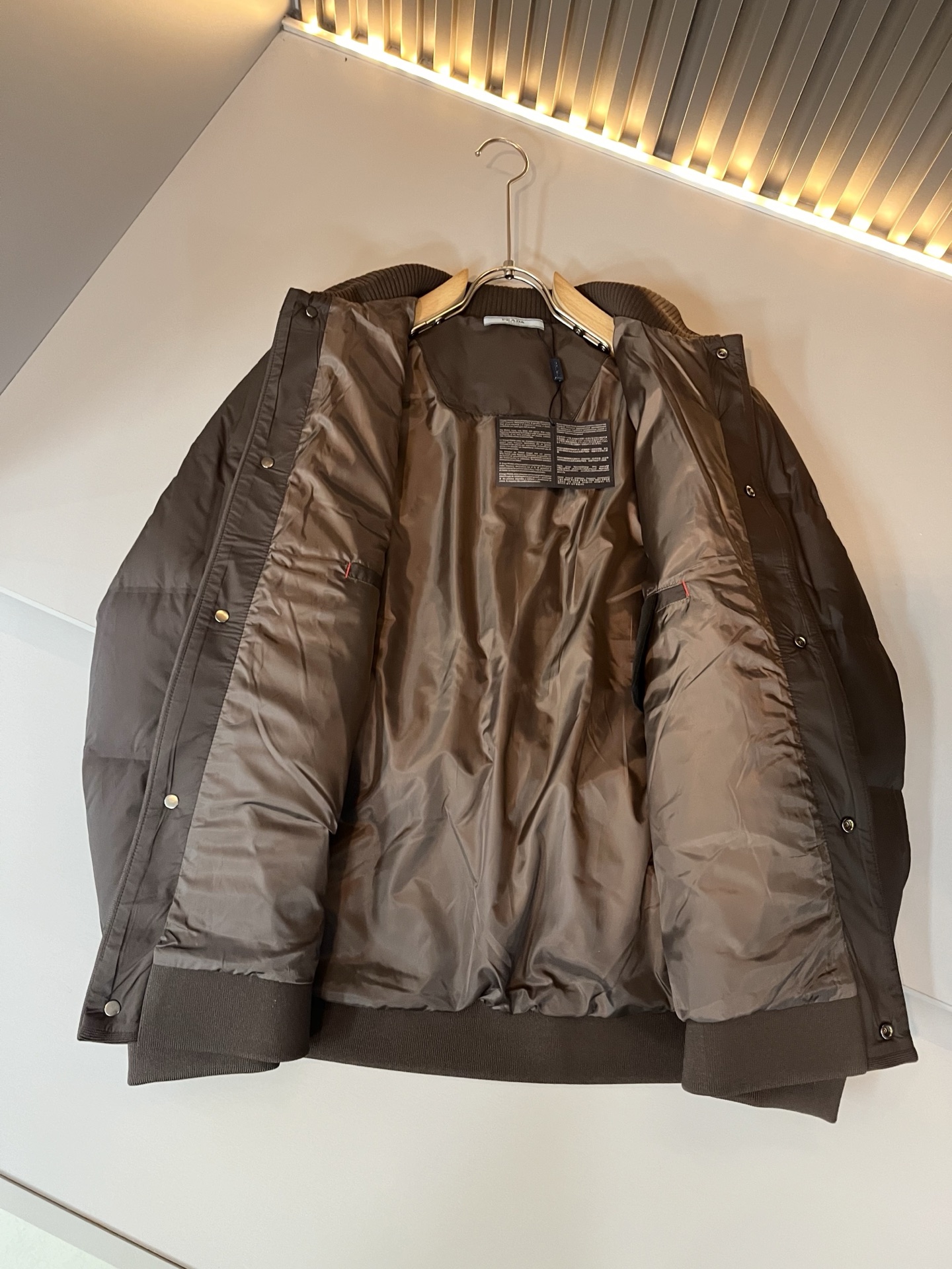 Prad*a 普*达2025秋冬男女同款👫羽绒服夹克外套，现货 Prad* 羽绒面料夹克 防水羽绒服保暖