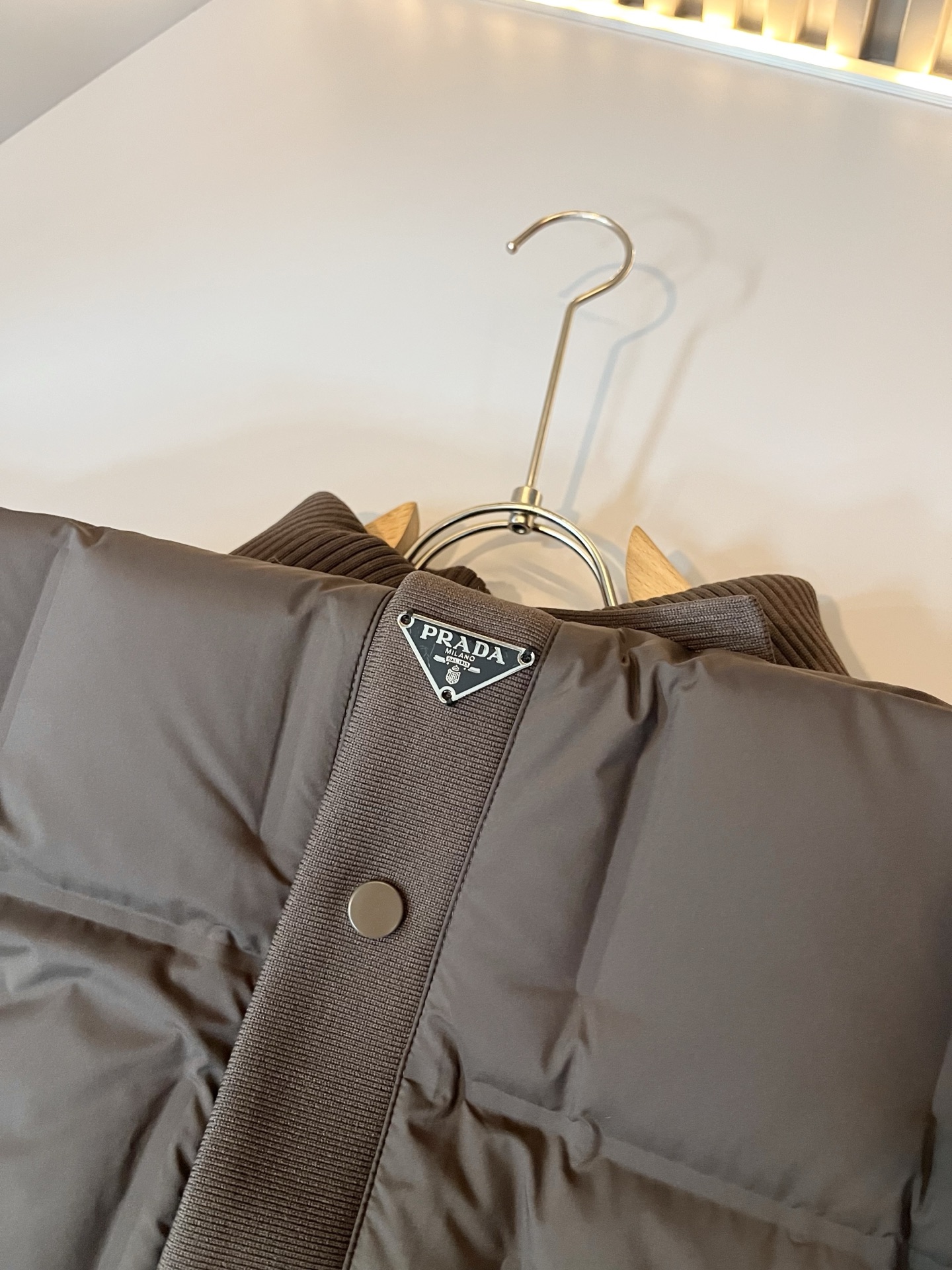 Prad*a 普*达2025秋冬男女同款👫羽绒服夹克外套，现货 Prad* 羽绒面料夹克 防水羽绒服保暖