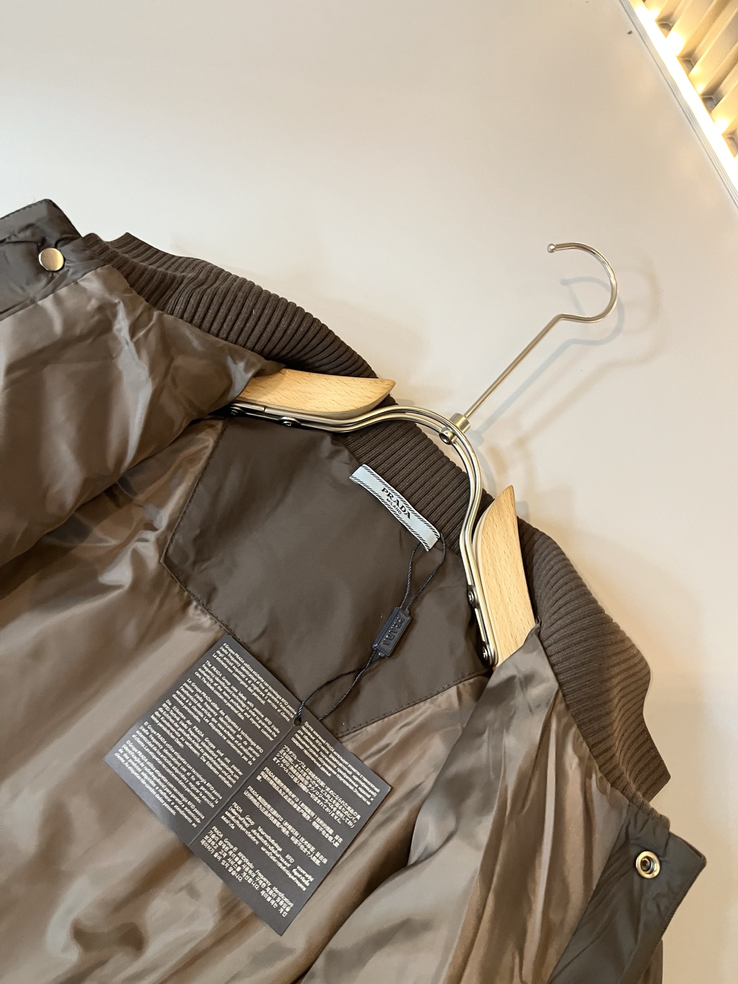 Prad*a 普*达2025秋冬男女同款👫羽绒服夹克外套，现货 Prad* 羽绒面料夹克 防水羽绒服保暖