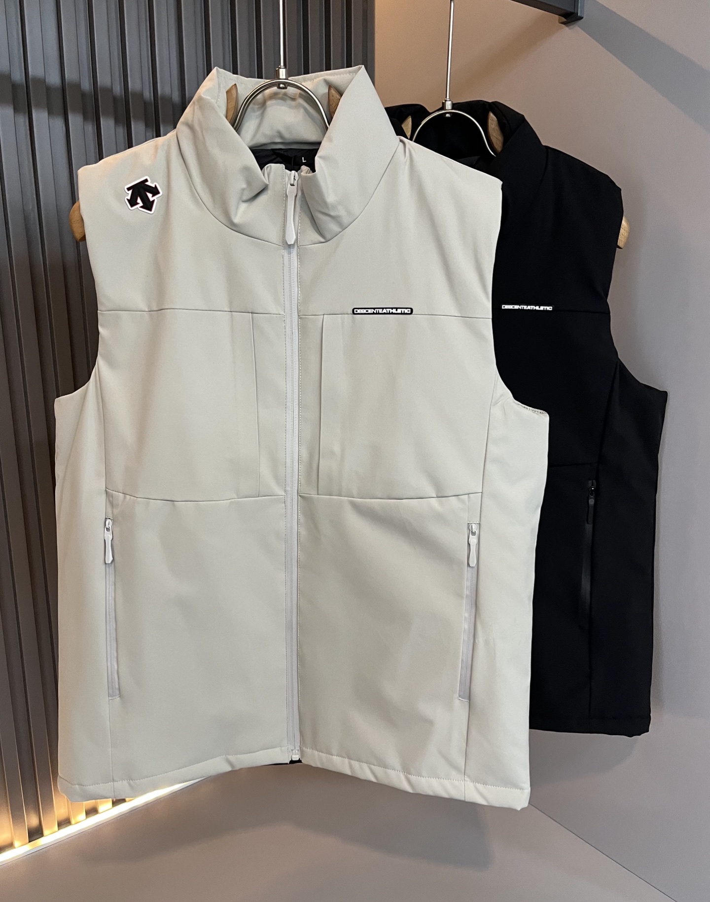 迪桑特DESCENTE，2025秋冬新款男女棉服同款马甲，自1935年荣耀至今的专业运动品牌。80余年来