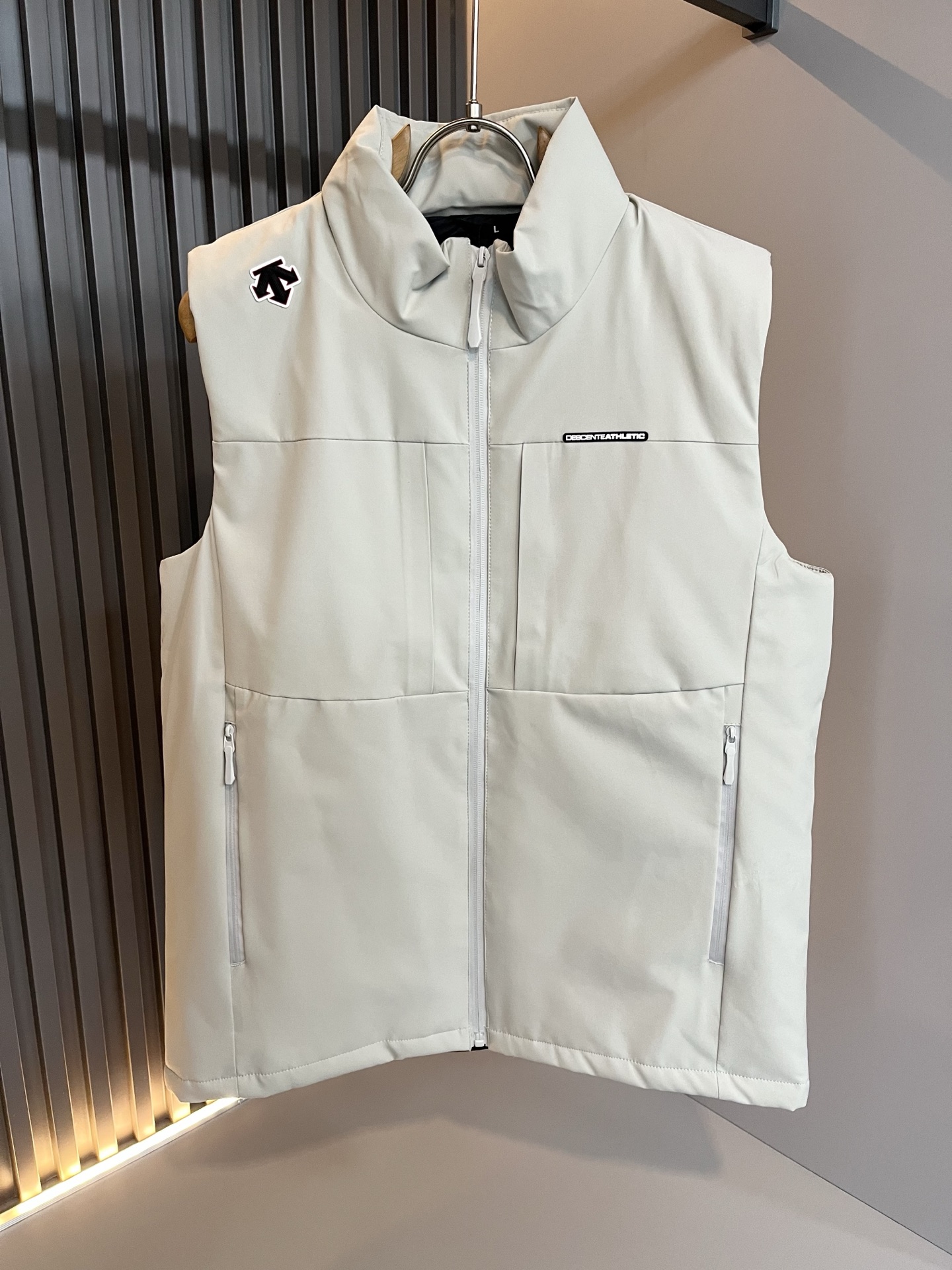 迪桑特DESCENTE，2025秋冬新款男女棉服同款马甲，自1935年荣耀至今的专业运动品牌。80余年来