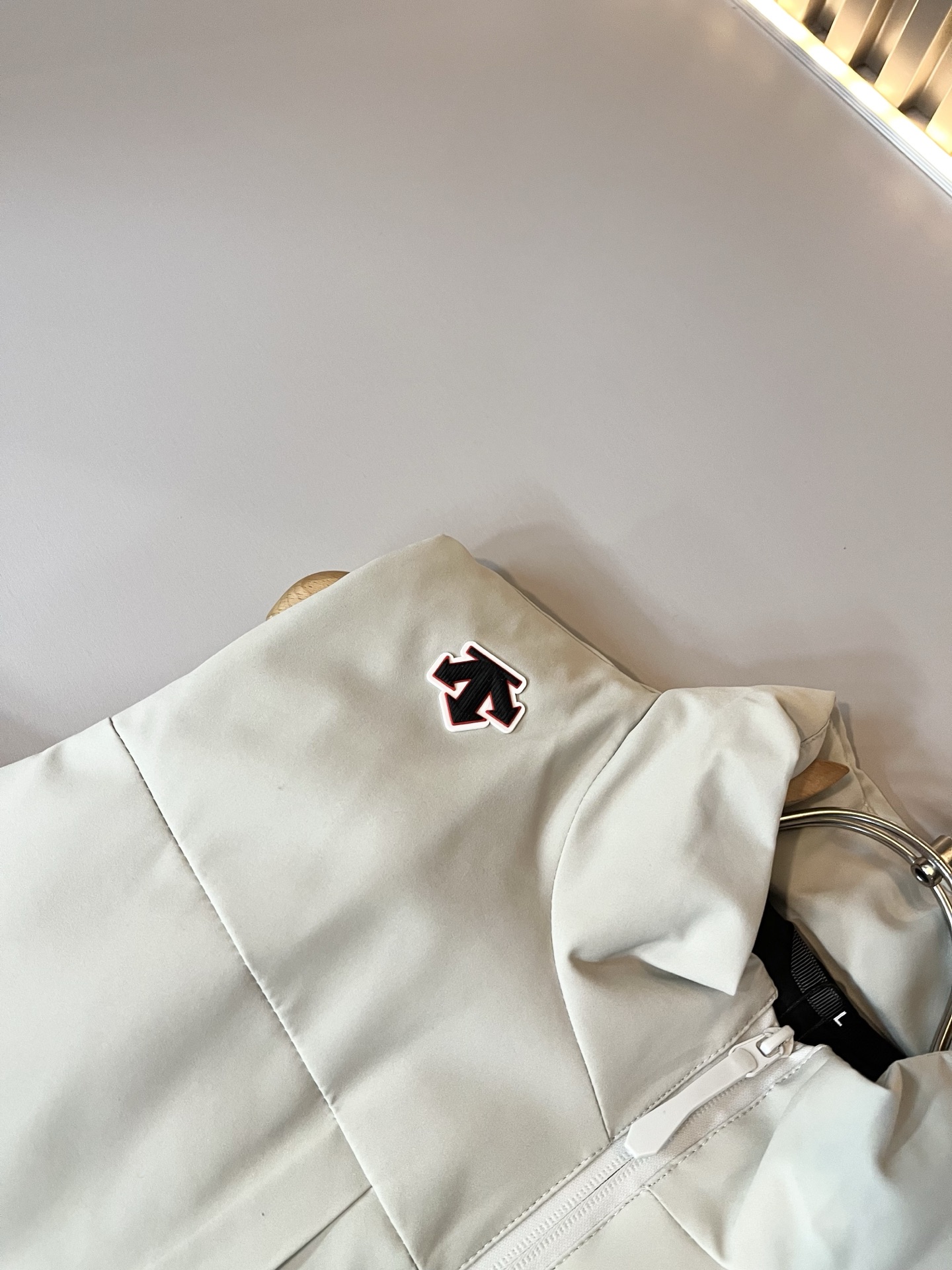 迪桑特DESCENTE，2025秋冬新款男女棉服同款马甲，自1935年荣耀至今的专业运动品牌。80余年来