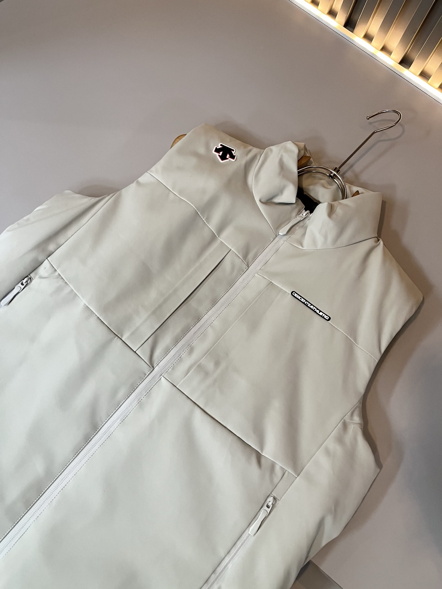 迪桑特DESCENTE，2025秋冬新款男女棉服同款马甲，自1935年荣耀至今的专业运动品牌。80余年来