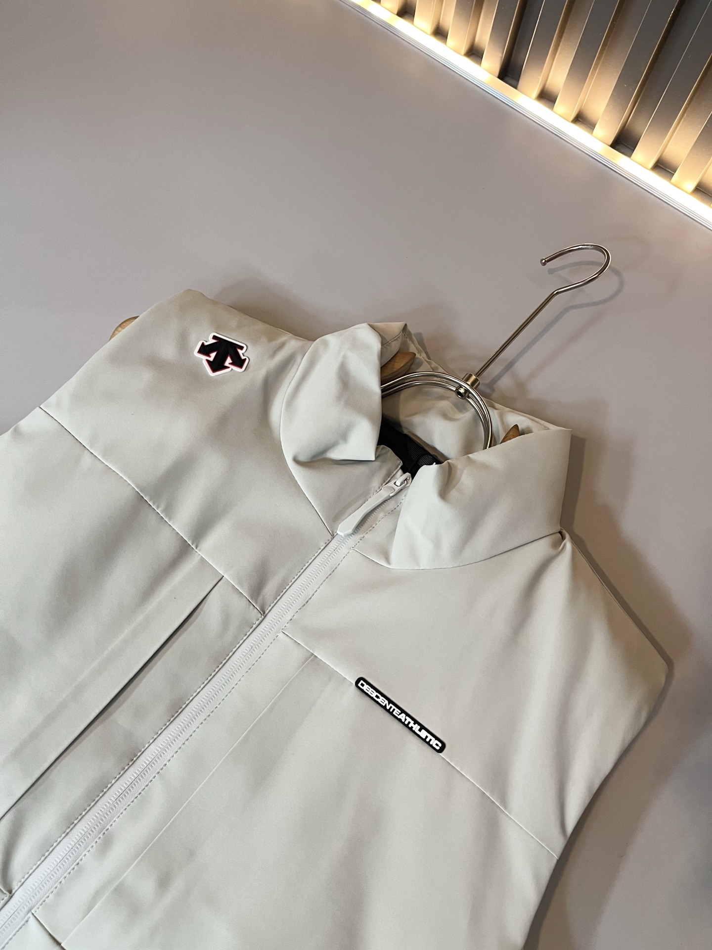 迪桑特DESCENTE，2025秋冬新款男女棉服同款马甲，自1935年荣耀至今的专业运动品牌。80余年来