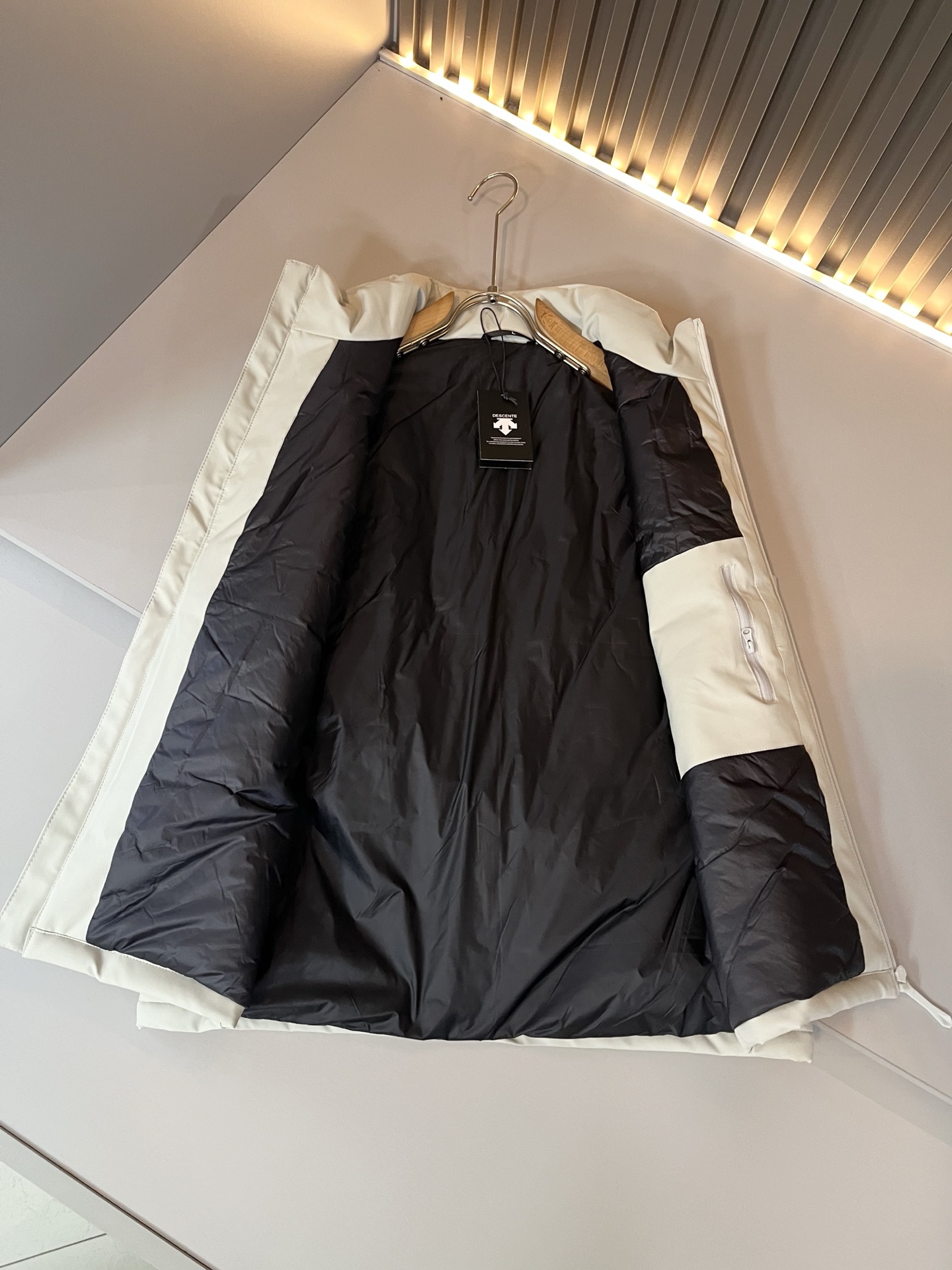 迪桑特DESCENTE，2025秋冬新款男女棉服同款马甲，自1935年荣耀至今的专业运动品牌。80余年来