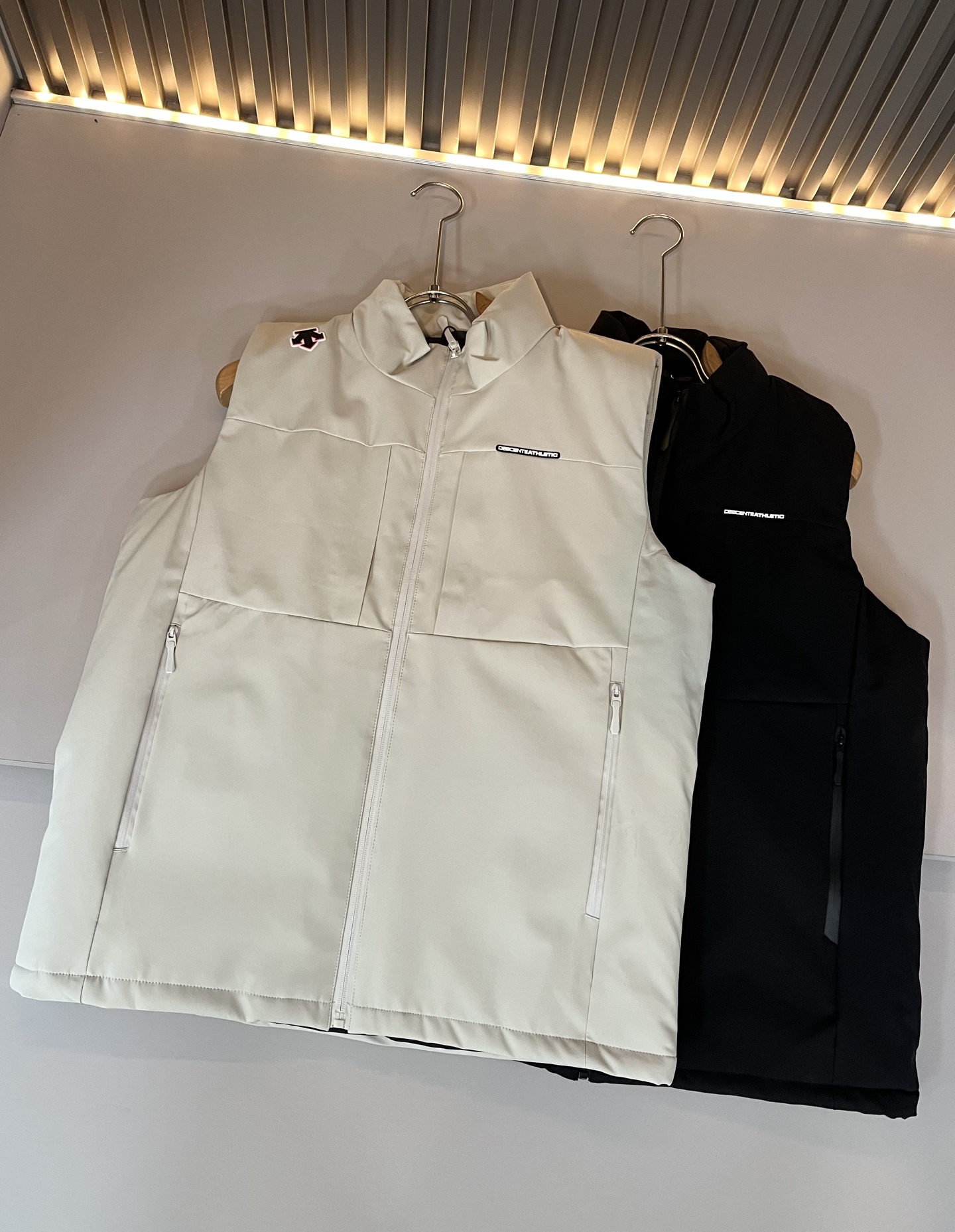 迪桑特DESCENTE，2025秋冬新款男女棉服同款马甲，自1935年荣耀至今的专业运动品牌。80余年来