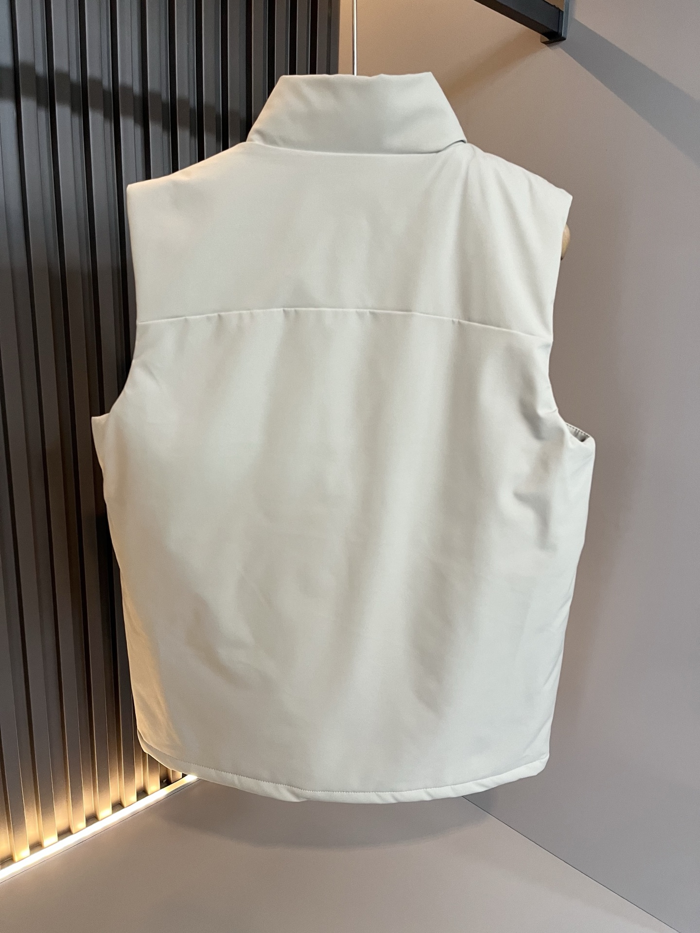 迪桑特DESCENTE，2025秋冬新款男女棉服同款马甲，自1935年荣耀至今的专业运动品牌。80余年来