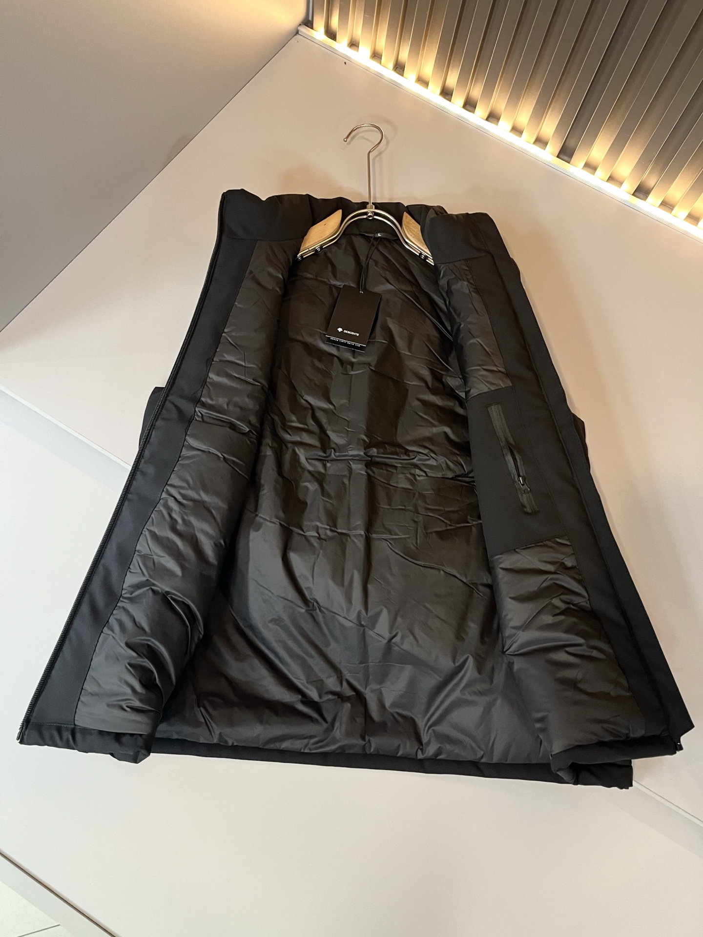 迪桑特DESCENTE，2025秋冬新款男女棉服同款马甲，自1935年荣耀至今的专业运动品牌。80余年来