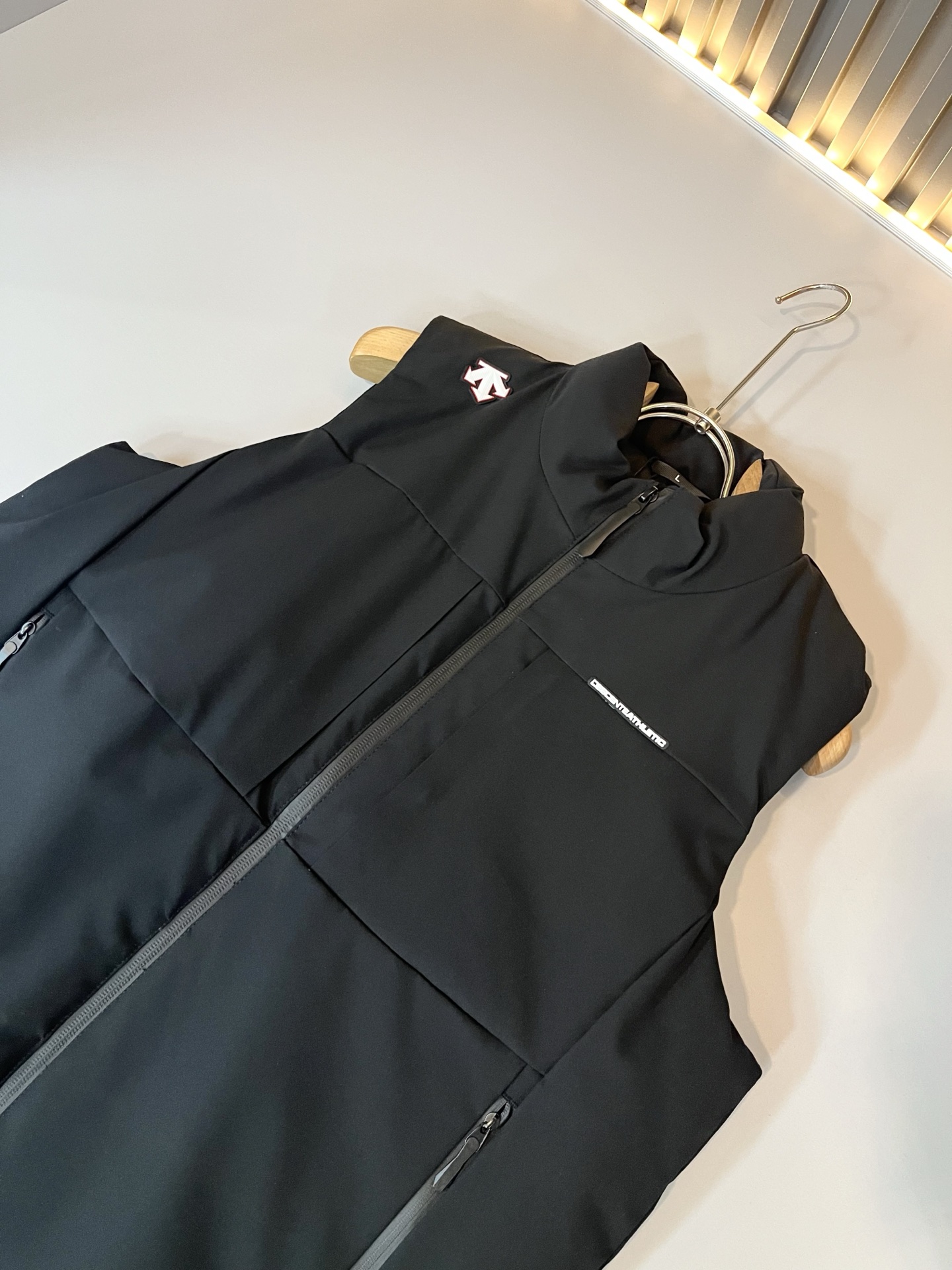 迪桑特DESCENTE，2025秋冬新款男女棉服同款马甲，自1935年荣耀至今的专业运动品牌。80余年来