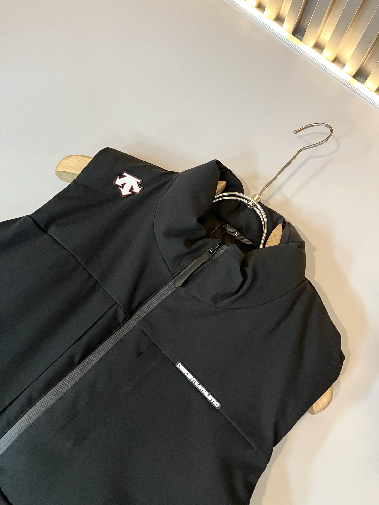 迪桑特DESCENTE，2025秋冬新款男女棉服同款马甲，自1935年荣耀至今的专业运动品牌。80余年来