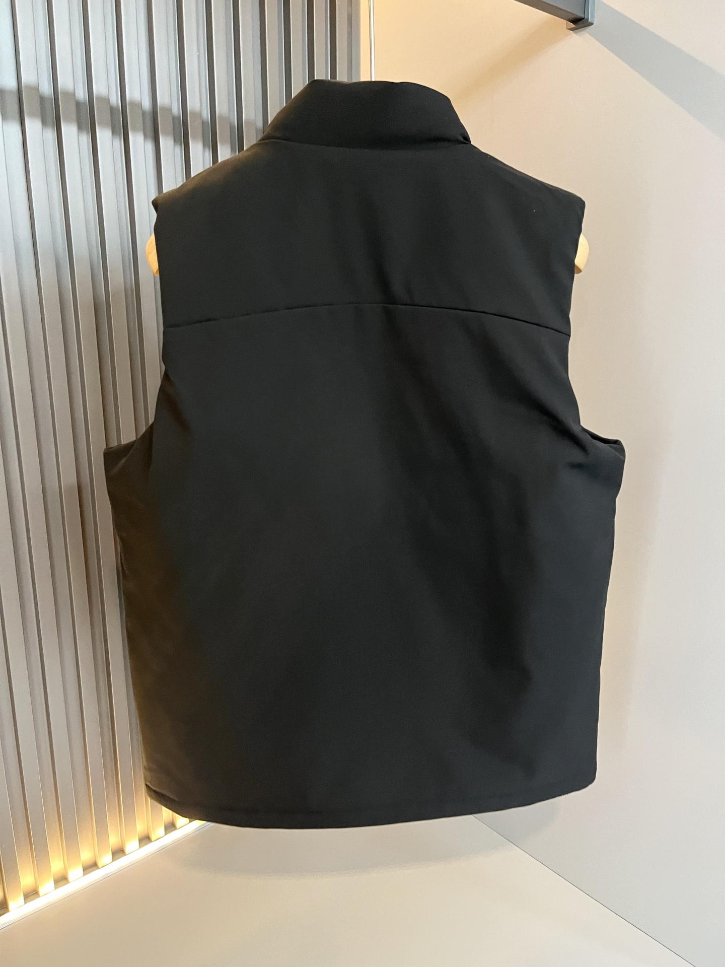 迪桑特DESCENTE，2025秋冬新款男女棉服同款马甲，自1935年荣耀至今的专业运动品牌。80余年来