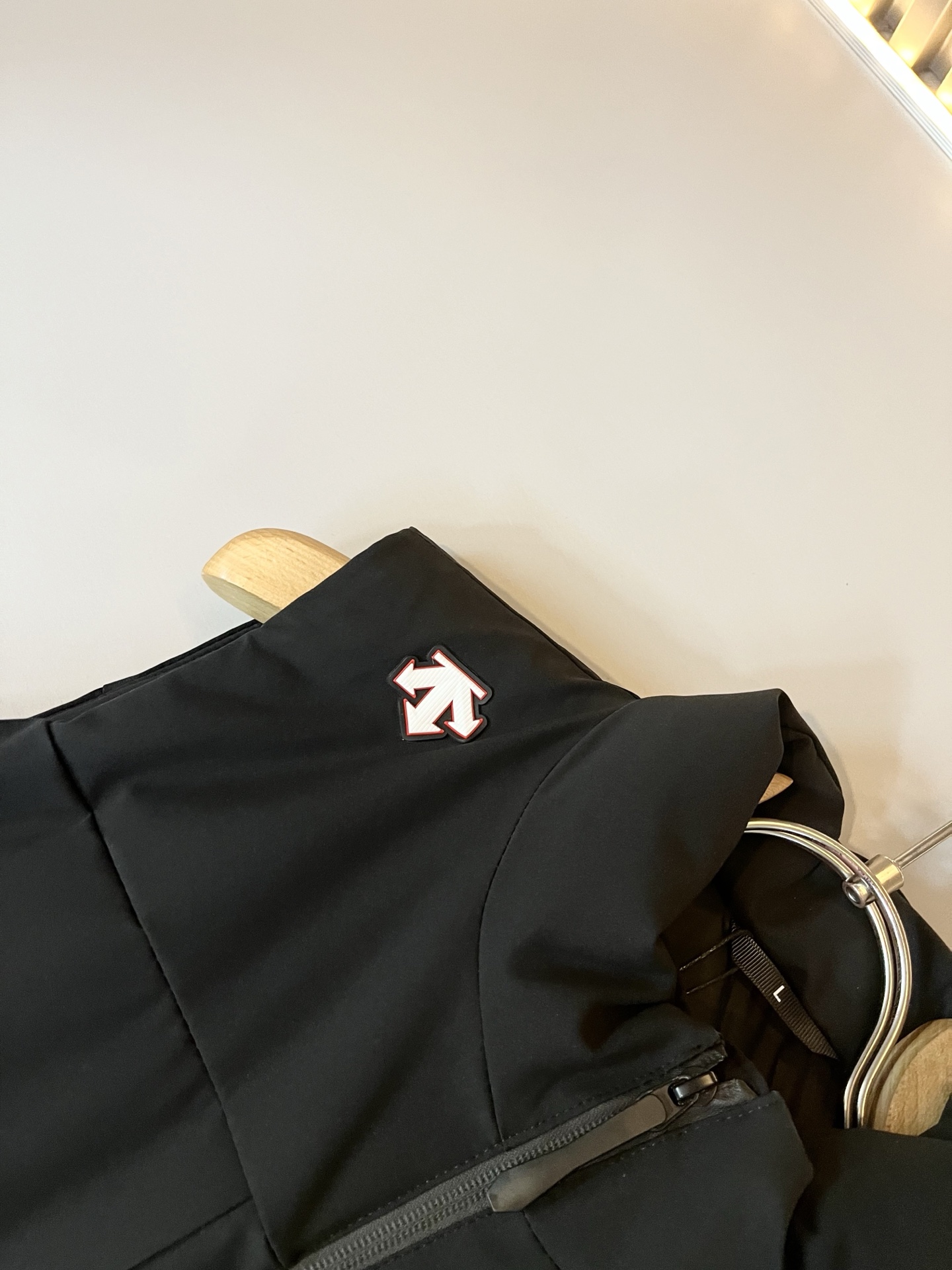 迪桑特DESCENTE，2025秋冬新款男女棉服同款马甲，自1935年荣耀至今的专业运动品牌。80余年来